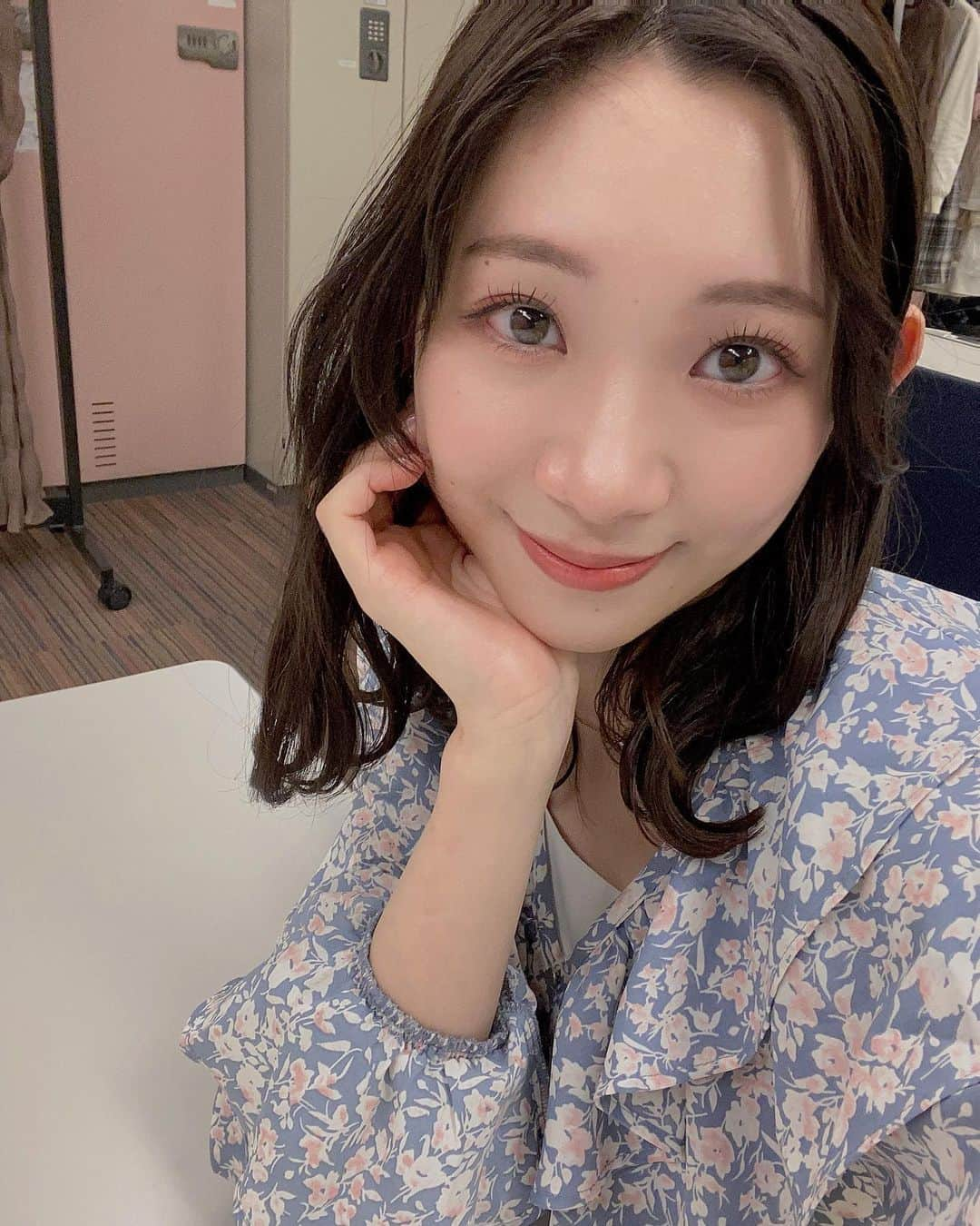 小林茉里奈のインスタグラム：「💇🏻‍♀️ 前髪分けてみた日…♡ 女性陣からこの髪型のとき褒めてもらえることが多くて、嬉しくなって写真に納めておきました☺️笑 大人っぽくなれた気がします🤔  #大人っぽくなりたい #もういい大人ですが 笑 #もうすぐ27歳 です🥺  #fbs #福岡放送 #バリはや #アナウンサー #小林茉里奈 #センターパート #センター分け #巻き髪 #セミロング #セミロングヘア #セミロングアレンジ」