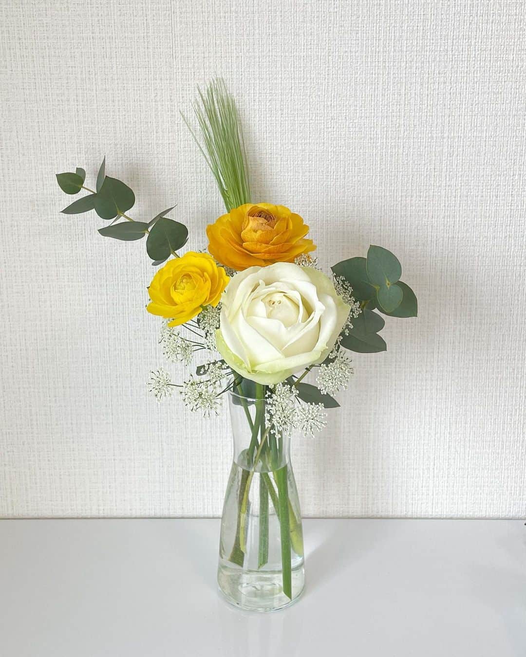 佐藤華純さんのインスタグラム写真 - (佐藤華純Instagram)「. . 【 #生花 】 . やっぱりお花に触れると元気でる〜💐 . 自分で一つ一つ選んだお花達を花瓶に生けたよ。 . #お花のある暮らし  #花のある暮らし  #青山フラワーマーケット  #花瓶の花」2月11日 19時41分 - mcr2020_02sk