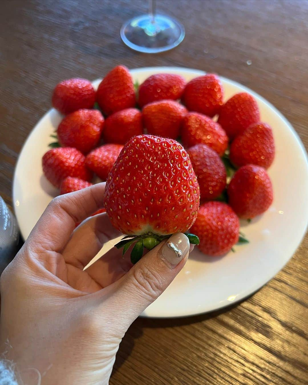 イ・ダヘさんのインスタグラム写真 - (イ・ダヘInstagram)「나 저날 이후 몇일째 굶고 있는고니,…지구 한바퀴 돌아도 살 안빠진다는 #마시멜로우 #군고구마🍠 #왕딸기 #왜그렇게맛있는건지 #행복했음됐지모」2月11日 19時42分 - leedahey4eva