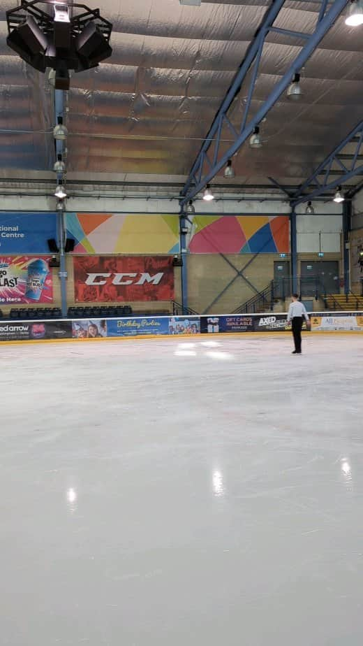 Phil Harrisのインスタグラム：「Flying into the weekend ⛸️🚀 . #lovewhatido #stillgotit #iceskating #dancingonice #tripleaxel」