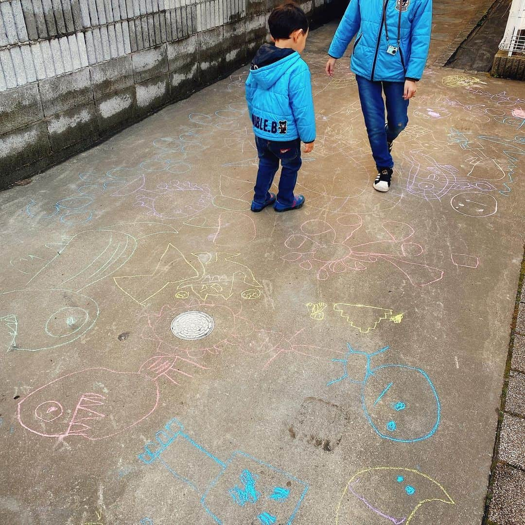 楠見藍子さんのインスタグラム写真 - (楠見藍子Instagram)「パパが車でおでかけの隙に、駐車場がこどもたちのキャンバスに変身しました✧︎*。 とてもとてもたのしそうでよかった( *ˊᵕˋ)♡♡  #ママ#息子#男の子兄弟#長男#7歳#次男#4歳#お絵描き#チョーク#ミキミニ#かわいい」2月11日 19時45分 - minnie_aiko