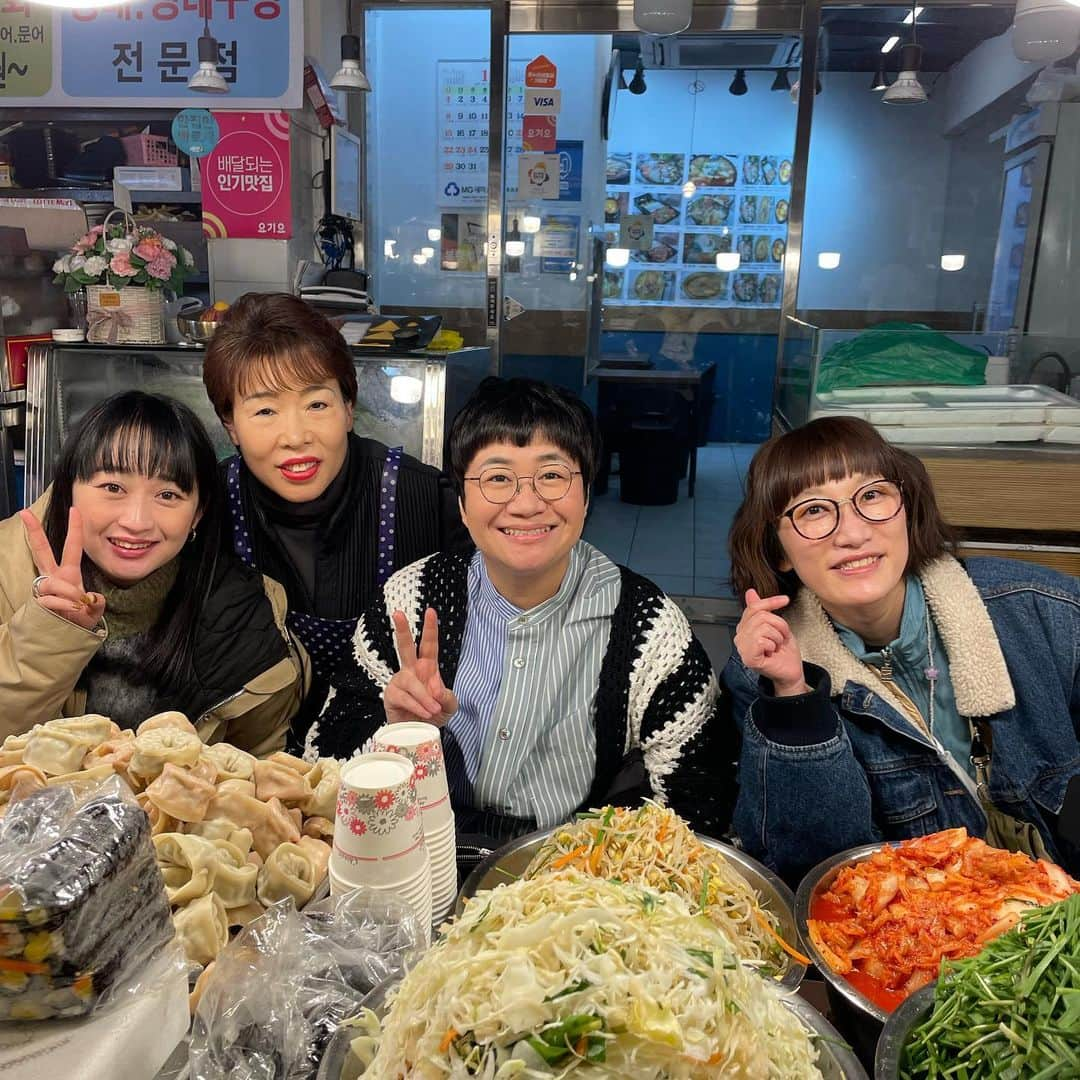 松浦志穂のインスタグラム：「まだ載せたい韓国旅行記🇰🇷 #広蔵市場  のオモニ🧑🏻‍🦰や美味しすぎたグルメ。部屋の中にプールがあるホテル⚡️ #バンヤンツリークラブアンドスパソウル  #プチョンユッケ 絵になる韓国の街並み🇰🇷 #gentlemonster  アイウェア🕶」