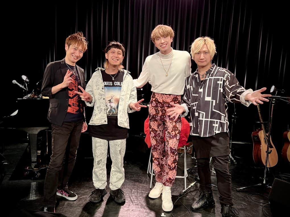 のインスタグラム：「2023.2.10 ニコラス・エドワーズ"Be Mine"  昨年11月ぶりのニックくんのライブで、今回はアコースティックと言うこともあり普段以上に彼の歌声が体に沁みました！  pf.今井隼さん、gt.江畑コーヘーさんという心強いメンバーと共に最高の時間を過ごす事が出来、また一つ成長できた1週間で 当日は雪が降って移動には苦しみましたがロマンチックな朝に心躍った1日でありました。  ニックくんデビュー10年目。 携わり間もない僕ですが、大きな節目に向かう貴重な時にご一緒出来て嬉しい限りです🙇  #ニコラス・エドワーズ #bemine」