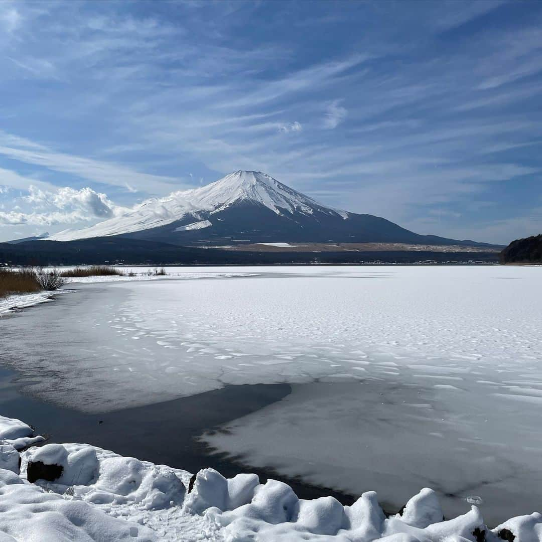 いけや賢二のインスタグラム：「山中湖からの富士山🗻 一面雪景色。 雪だるま作ったら。。。 ちょっとキモイな。。。 #山中湖 #富士山 #雪 #景色 #雪だるま #キモイ #鬼 #モアイ #みたい」