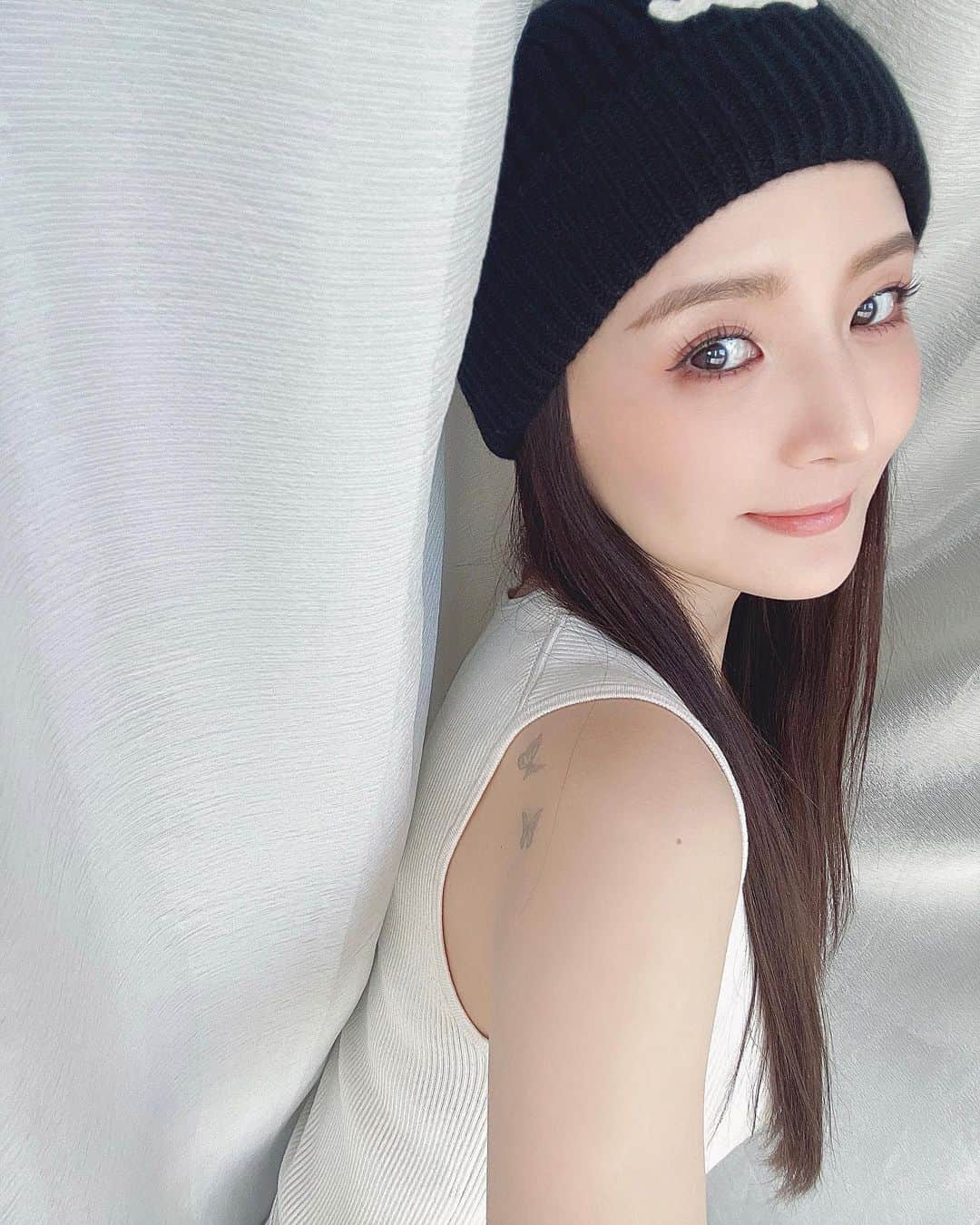 蓼沼楓さんのインスタグラム写真 - (蓼沼楓Instagram)「最近の美容🐰 眉毛とまつ毛は @beelab_eye  お肌は @ruf_byathenaclinic  ネイルは @chipieee_ebisu  髪の毛は @logriho1001  髪型変える前にダッシュで写真撮ったけど暗めのピンクも好きだった🫶🏻あ、フィルムに飽きてきて久しぶりに普通の。」2月11日 20時07分 - pyon_sta