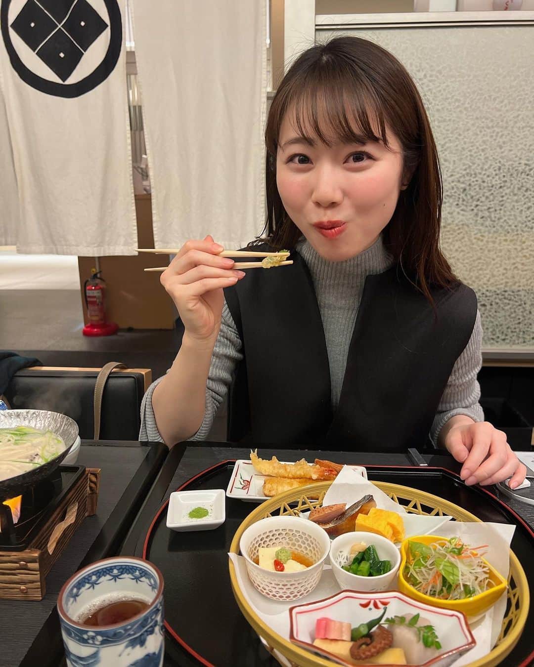 安藤咲良のインスタグラム：「. もぐもぐ☺️ ゆったり家族ランチ♪豆乳鍋、天ぷら、どのお料理も上品で美味しかった✨ 昔から大好きなお麩も食べられて大満足😆 良き休日でした☀️ . #ランチ」