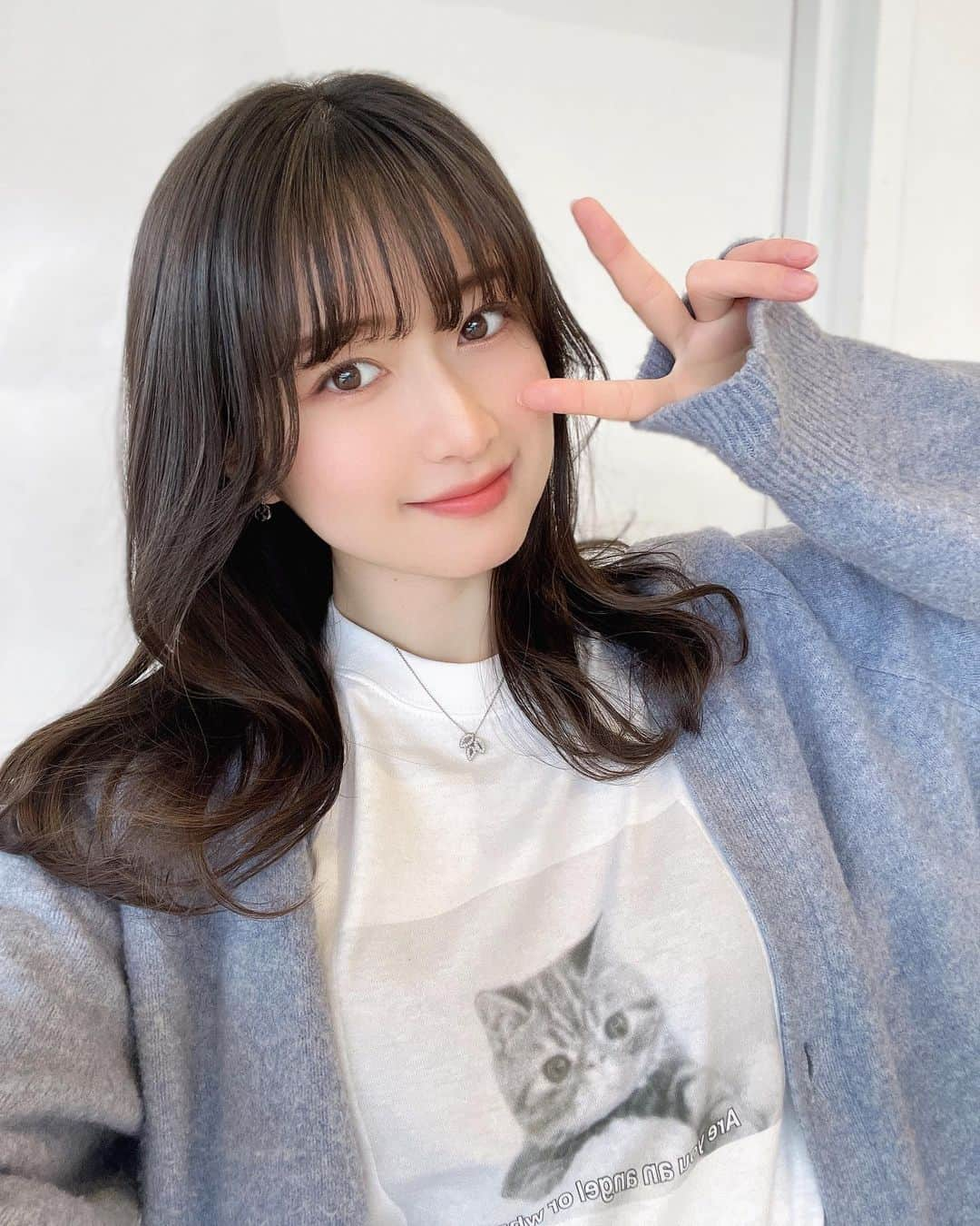 野地優奈のインスタグラム：「お知らせ🐹  この度、@eastwoodswear さんから コラボTシャツを出させて頂くことになりました🤍  私の愛猫がプリントされております🐈🌷  しっかりした生地で、 首周りの縫製もちゃんとしているので セーターやパーカーのインナーとして チラッと首元が見える感じで着ても良さそう🫶🏻  男女兼用です🦁 ちなみに私が着てるのはMです🧚🏻‍♀️  プロフィールのURLから購入ページに飛べます✨  【販売期間】 2/11 20:00〜 2/25 23:59  【size】 S･M･L･XL  プロフィールのURLから購入できます👕 再販はしないので、この機会にゲットしてください〜🥰 おそろいしましょ〜🎀  ※ 受注生産になりますので、販売期間終了後、7〜14営業日(土日祝を除く)ほどでお客様への発送が完了致します。  ※ 現金払いの方は2日間入金が無いと自動キャンセルになってしまうので入金漏れが無いように…！  #eastwoodswear #pr」