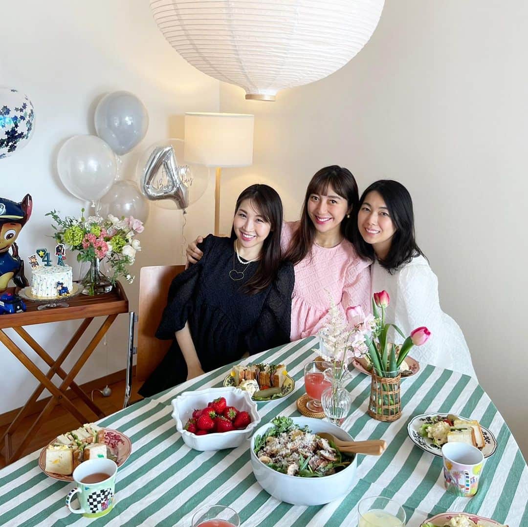 のインスタグラム：「ママ４年目🎂 同じ歳のboysママとして 生まれた時から 色んな情報をシェアし合って 励まし合って 沢山相談にものってもらったなぁ🥹 2人とも私にとって10代からの友人 一緒に子育てが出来て 心から幸せだと思う🫶 夜中の授乳の時に孤独を感じる時があって そんな真夜中に2人とLINEが繋がったりすると ホッとしたものです❤️ 打ち合わせなしにみんなFluffily blouseだった😭 #mamalife」