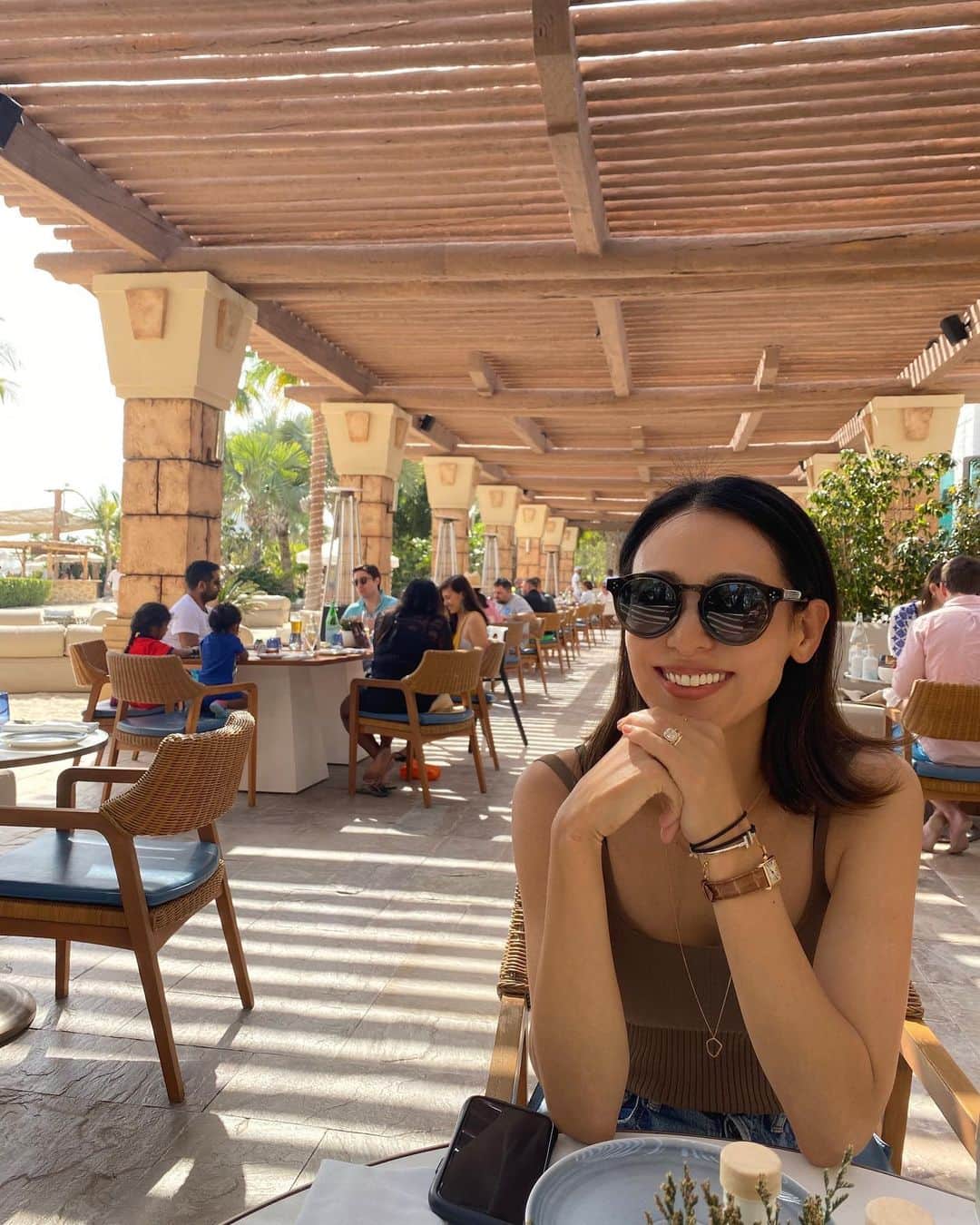 小泉里子のインスタグラム：「ドバイに住んで変わってきたこと。  20℃以下→寒い 25℃〜29℃→涼しい 30℃〜35℃→快適 35℃〜39℃→暑いけどゴルフできる 40℃台→暑い 体感50℃→激暑  40℃超えたら室内で過ごす。 てな、感じのドバイ生活です。」