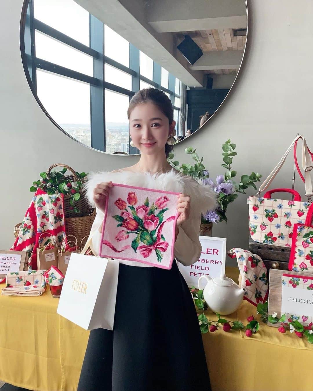 奈々子のインスタグラム：「名古屋で初開催の フェイラーファンパーティーにご招待いただきました…♡ フェイラーは祖母も母も昔から愛用しており、黒地に鮮やかな花柄が私も小さい頃から大好きでした♡  今では本当にたくさんのデザインがありますが… 私はDearFlowerシリーズのチューリップを持参🌷 お気に入りの一枚です♡  新作のストロベリーフィールドプティの世界観にぴったりな、フェイラー仕様のアフタヌーンティー🫖 そしてディスプレイされていた新作🍓も可愛すぎたので早速お持ち帰りしました♪  パーティーではフェイラーの歴史やシュニール織制作秘話なども聞けて、とても楽しい時でした✨  幅広い年代の方に長く愛されるフェイラー、私も改めてフェイラー愛が強まった1日となりました。♡  #ハンカチはフェイラーと決めています  #フェイラーファンパーティー名古屋 #フェイラーファンパーティー2023 #フェイラーファンパーティー #フェイラー #feiler @feiler_jp」