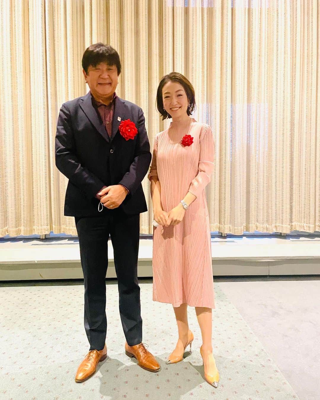 八木早希のインスタグラム：「昨年末に大阪商工会議所にて 対談形式のご講演でご一緒した 世界的指揮者・佐渡裕さん✨  明日12日Breeze on Sundayに生出演！ 演奏者一人一人の力を最大限、それ以上に引き出されるその秘密、明日の放送でまたお聞きできたらと思います✨ 10時〜10：40頃まで出演予定✨  放送は9時から！ @fmcocolo765   #佐渡裕#fmcocolo#breezeonsunday#bons765#八木早希」