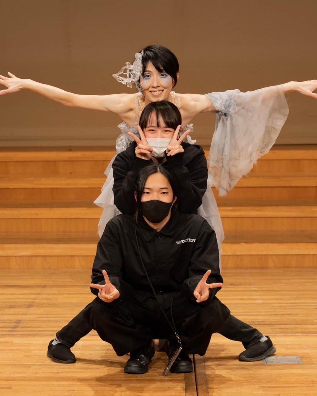 大澄れい（大崎緑）さんのインスタグラム写真 - (大澄れい（大崎緑）Instagram)「成安造形大学ファッションショー 【SEIAN COLLECTION 2023】  無事終演いたしました。 ご来場頂きました皆さまありがとうございました。  今回は振付けとダンサーで参加しました。 クリエイターの金町さんと映像の中村くんと一緒に舞台創れてとても楽しかったです。  他のチームもみんな本当にかっこ良かった。ファッションショーの域を越えて、独立した舞台を観た感じ。 各セクション全ての皆さま本当にお疲れ様でした〜👏  後日、公式YouTubeで配信予定です。その際はまたお知らせさせて下さい。  「 choreograph an afterimage 」 creator / 金町早希子 dancer / 大﨑緑 video / 中村夏波  【SEIAN COLLECTION 2023】 2023年2月9日(木) 昼公演／開演14：30 夜公演／開演18：00 会場：京都府立府民ホール“アルティ“  #seiancollection2023 #ファッションショー #成安造形大学」2月11日 20時40分 - midori.ozaki