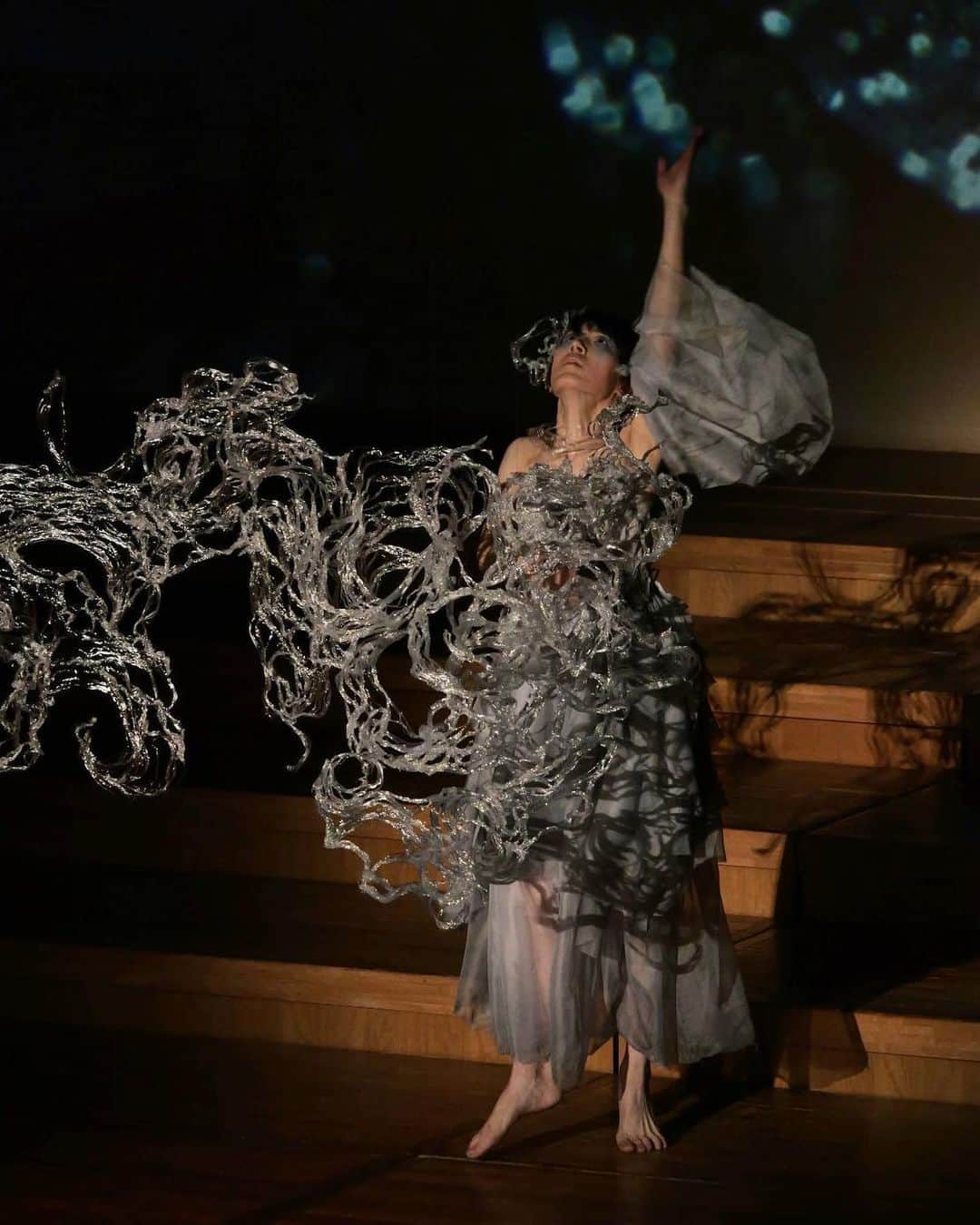 のインスタグラム：「成安造形大学ファッションショー 【SEIAN COLLECTION 2023】  無事終演いたしました。 ご来場頂きました皆さまありがとうございました。  今回は振付けとダンサーで参加しました。 クリエイターの金町さんと映像の中村くんと一緒に舞台創れてとても楽しかったです。  他のチームもみんな本当にかっこ良かった。ファッションショーの域を越えて、独立した舞台を観た感じ。 各セクション全ての皆さま本当にお疲れ様でした〜👏  後日、公式YouTubeで配信予定です。その際はまたお知らせさせて下さい。  「 choreograph an afterimage 」 creator / 金町早希子 dancer / 大﨑緑 video / 中村夏波  【SEIAN COLLECTION 2023】 2023年2月9日(木) 昼公演／開演14：30 夜公演／開演18：00 会場：京都府立府民ホール“アルティ“  #seiancollection2023 #ファッションショー #成安造形大学」