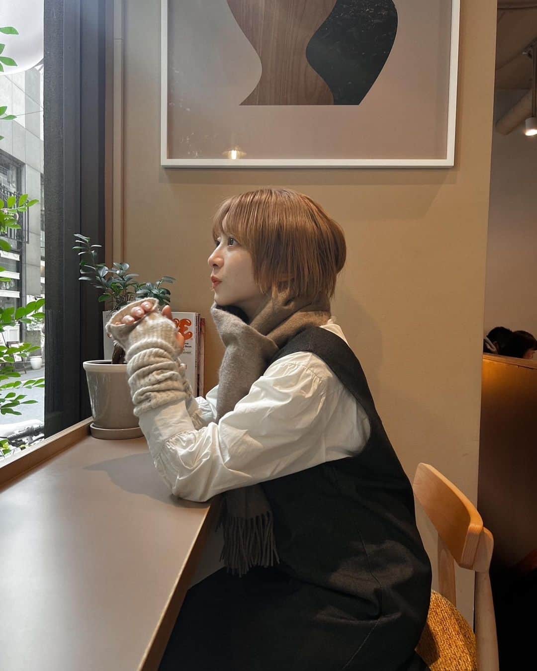 ゆ い りのインスタグラム：「時間のある朝に朝活してる♡☕️ 東京にはほんとにたくさんのカフェがあるから行ったことないところを探して行くのが楽しい☺️🤍🎶 ここのカフェも落ち着く空間で最高でした🥹  ㅤ 久しぶりに #ゆいりふく ! @nostalgia_jp のジャンパースカート、 デニムでマーメイドの形がかわいい🥹♡ ㅤぽわん袖のブラウスと合わせて🎶 ㅤZOZO1,000円オフ中です♡ ㅤ ㅤ #nostalgiajp #ノスタルジア #noszozo #teroncoffee」
