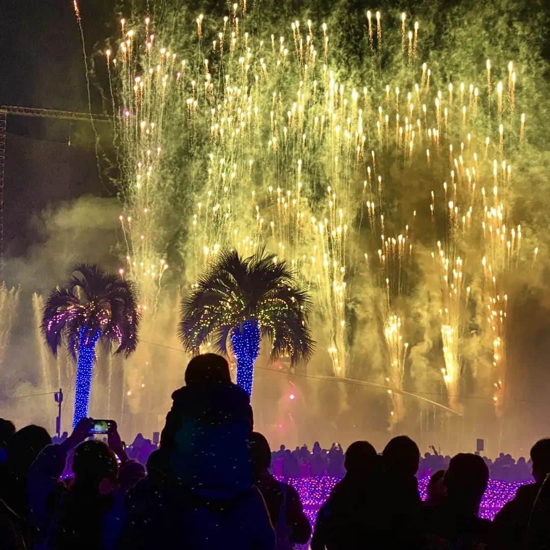 よみうりランドのインスタグラム：「⛲🎆冬の思い出に。花火と噴水のスペシャルショー🎆⛲  ･･････････････  本日開催された花火＆噴水ショー❣  迫力と美しさに元気がもらえました💪  2/18(土)も19:15より開催予定です🥰  ※直前の天候状況により開催時間が前後する可能性がございます。 ※荒天の場合は翌日に延期、翌日も荒天の場合は中止となります。  ･･････････････  #噴水ショー #花火 #よみうりランド #よみラン #よみらん #デート #デートスポット #休日 #遊園地 #観光スポット #観光 #観光地 #インスタ映え #よみランジェニック #よみラン映え #ジュエルミネーション #イルミネーション #イルミネーションデート #イルミ #yomiuriland #tokyo #japan #amusementpark #instagood #trip」