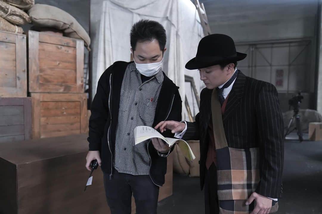 濱田岳さんのインスタグラム写真 - (濱田岳Instagram)「監督とクライマックスに向けて。  探偵ロマンス最終回！ さぁ、太郎はなんでこんな格好をしているのでしょうか。 何かあったんでしょうか。 あったんでしょうな。  ラストシーンまで気が抜けません… えっ…ってなります。  皆様！ ありがとうございました！  #大阪 #nhk #ドラマ  #探偵ロマンス　#最終回  #今夜  #ありがとう #幸せ でした！ #また会う日まで  #江戸川乱歩 #平井太郎   #濱田岳」2月11日 20時41分 - gaku_hamada_official
