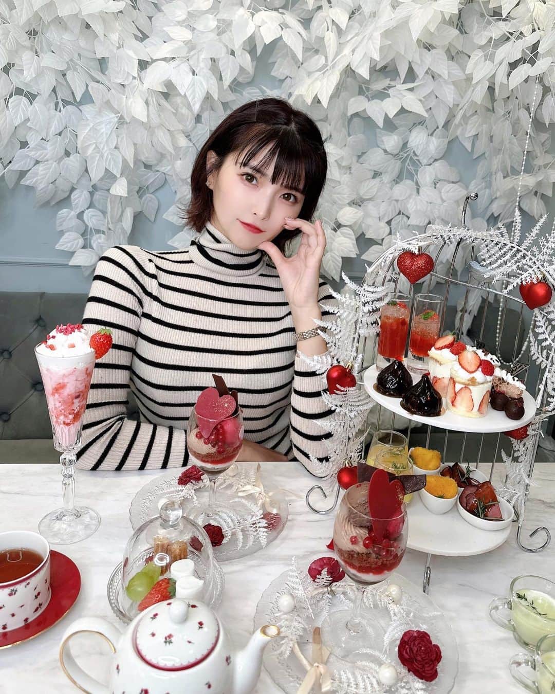 のインスタグラム：「Valentine🍫🍓 . . @hautecouturecafe_official の  Heart Chocolate Afternoon Tea ❤️ . @pichu921 ありがとう〜♪ . .  . #アフヌン　#ヌン活　#アフヌン巡り」