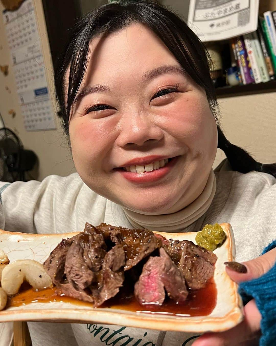 上田昌幸のインスタグラム：「これでカレンダー作ろうかしら🤔  #ゆめちゃん #晩御飯 #なんだこの眩しい笑顔は！ #食べ物持ってるだけなのに！ #ぜんぶ美味しそうに映える！ #最後の写真なんか食べてるってよりも出してる風 #縁起良さそうだな #待ち受け画面にしたら金運あがりそう #かわいいわぁ😍 #てか何品食べてんだよ！😂 #シカゴー！！ #トイレ行きたい」