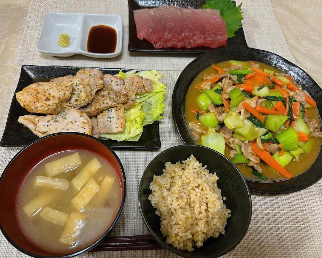 若松春奈のインスタグラム：「#レモンペッパー焼き  #豚肉とチンゲン菜のオイスターソース炒め   #料理 #料理勉強中 #自炊 #自炊生活 #自炊女子 #自炊記録 #おうち時間#料理記録 #料理初心者 #自炊日記 #自炊ごはん #ご飯のお供 #ご飯好き #女優飯#女優#若松飯 #cooking #cookingram #cookingtime_stilettoinstyle」