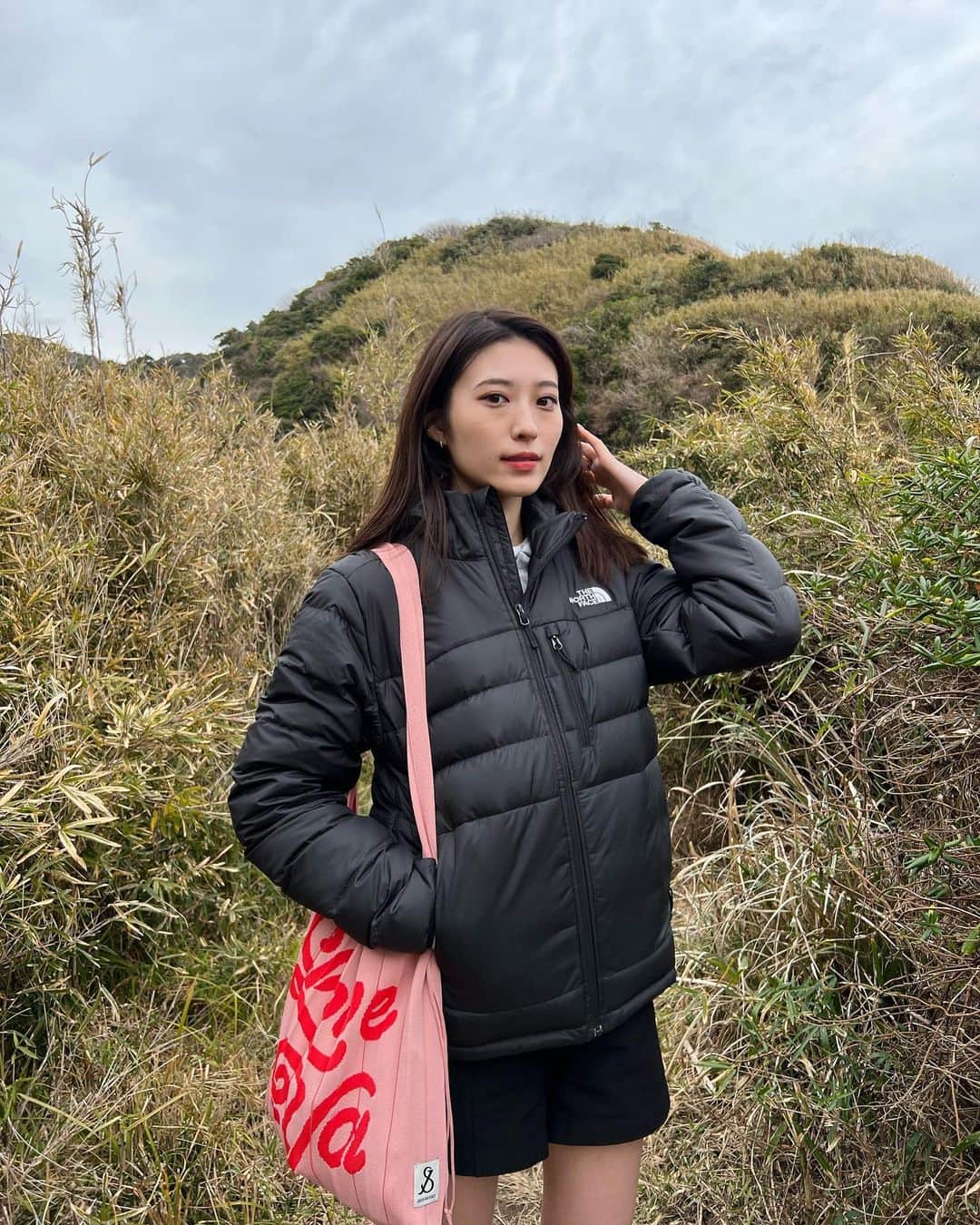 小山莉奈のインスタグラム：「@josephandstacey_jp 🦩🩰 大容量で、デザインも可愛くてお気に入り♡ . #josephandstacey #ジョセフアンドステイシー #ラッキープリーツニットバッグ #プリーツニットバッグ #プリーツバッグ #luckypleatsknit #エコバッグ #오오티디 #오오티디룩 #오오티디패션 #패션 #패션스타그램 #패션코디 #데이리룩 #카페 #카페스타그램 #일상 #일상스타그램 #일상 #일상스타그램 #일본 #ootd #daily #dailylook」