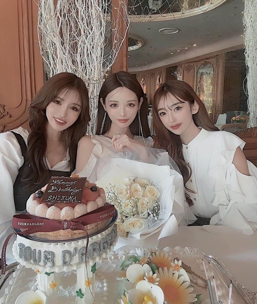 小原優花のインスタグラム：「先日は素敵なレストランでしずかちゃんのお誕生日会でした🎂🥰✨  しずかちゃん💓 @mutoshizuka0204  かなえちゃん💓  @kanaxxy_0421   出会ってから何年経っても尊敬が尽きない先輩でもあり大親友でもあり、大好きです！🥺💗 改めてお誕生日おめでとうございます💐💕  また今年も3人で楽しい思い出をいっぱい作りましょーー🫶🏻💗 一緒にトレとサウナもお願いします🧖🏻‍♀️❤︎  #hbd #happybirthday」