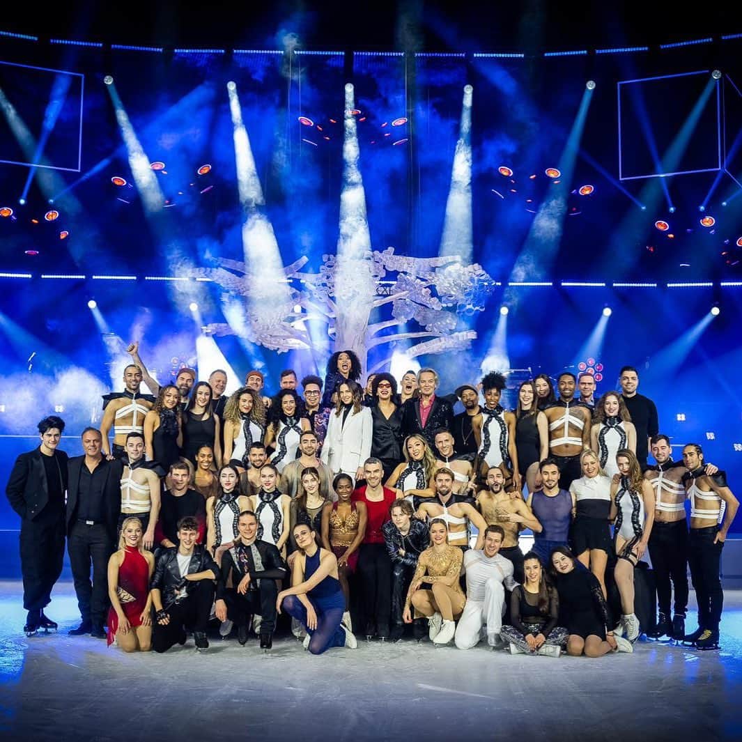 ヴァネッサ・ジェームスのインスタグラム：「Incredible cast of skaters, acrobats, dancers, singers, artists! Even better people and production! Thanks for making this year even more magical! ❤️ @artonicemagic」