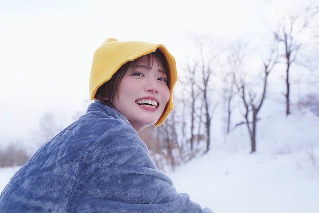 羽柴なつみのインスタグラム：「初！『北海道アヴァント』！！  これが本場フィンランドのサウナ🇫🇮  アヴァントについて✏︎ 冬期間に凍った湖に穴をあけてサウナで体を温めた後に 湖の冷水に浸かってクールダウンする本場フィンランドの サウナ文化なのです🧖  冬の十勝は気温が-20°Cを下回る事もあって湖が厚い氷で覆われてるんだよ〜  クールダウンがクールダウンすぎて凍えてました(笑) けど謎の病みつき感が凄くて湖5回くらい入った😂  最後の1枚は足先が凍えすぎてあっためてます。」