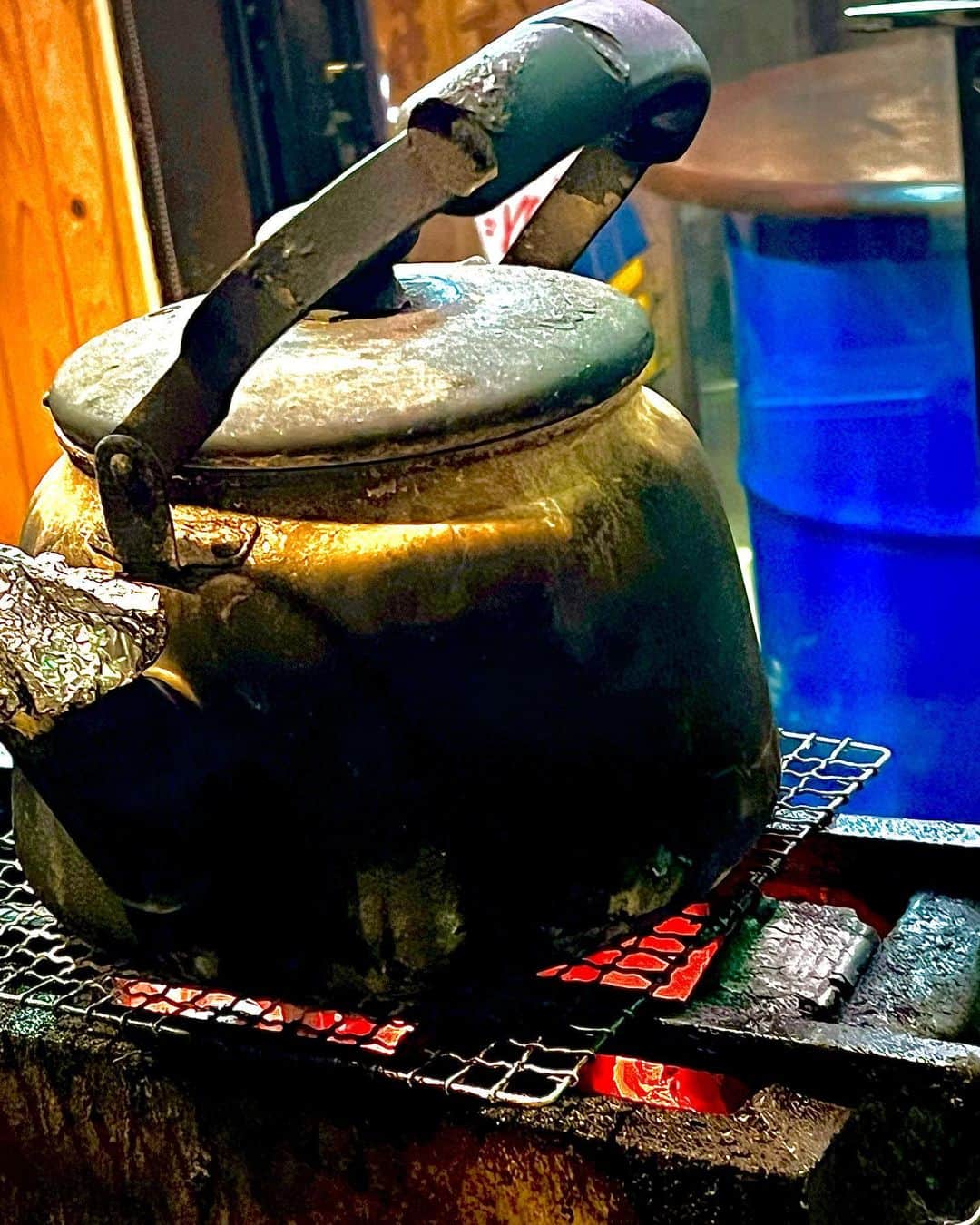 世良公則さんのインスタグラム写真 - (世良公則Instagram)「・・・・・・  ある日の博多・中洲  おぉぉ  昭和の日本  “やかん-YAKANN”  炭火で沸騰中  中身は何！  A familiar Japanese landscape  traditional kettle in japan  called “YAKANN”  ・・・・・・  #世良公則 #masanorisera #japaneseartist #japaneseculture #japanesetraditional #yakan #日本の風景 #日本の文化 #やかん #昭和レトロ #中洲」2月11日 20時57分 - masanorisera