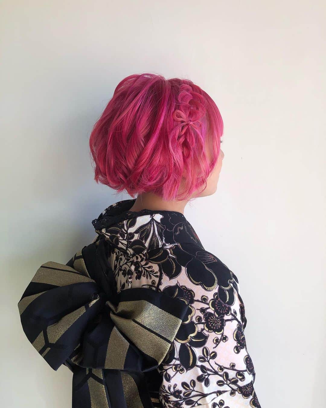 京都ヘアセット&着付け専門サロン夢館(ゆめやかた) のインスタグラム：「こんにちは、夢館です♪  先日のお客様のお写真です。 【編みこみリボン】  ショートヘアの方でもアレンジ可能です！！ 髪の毛を巻くだけでも雰囲気がかわりますよね🫶 成人式の前撮りや後撮りなどにぜひ♪  🌱ご予約はTOPのURLから🌱  #ヘアアレンジ#ヘアセット#ヘアスタイル#ヘアカタログ#京都ヘアサロン#京都セットサロン#着物レンタル夢館#夢館#yumeyakata#ヘアセット京都#お呼ばれヘア#振袖ヘア#ルーズヘア#振袖ヘアアレンジ#振袖前撮り#京都前撮り#振袖後撮り#前撮りヘア#成人式ヘア#成人式ヘアセット#成人式前撮り#成人式後撮り#振袖レンタル#着物ヘア #ショートヘア#ショートヘアアレンジ」
