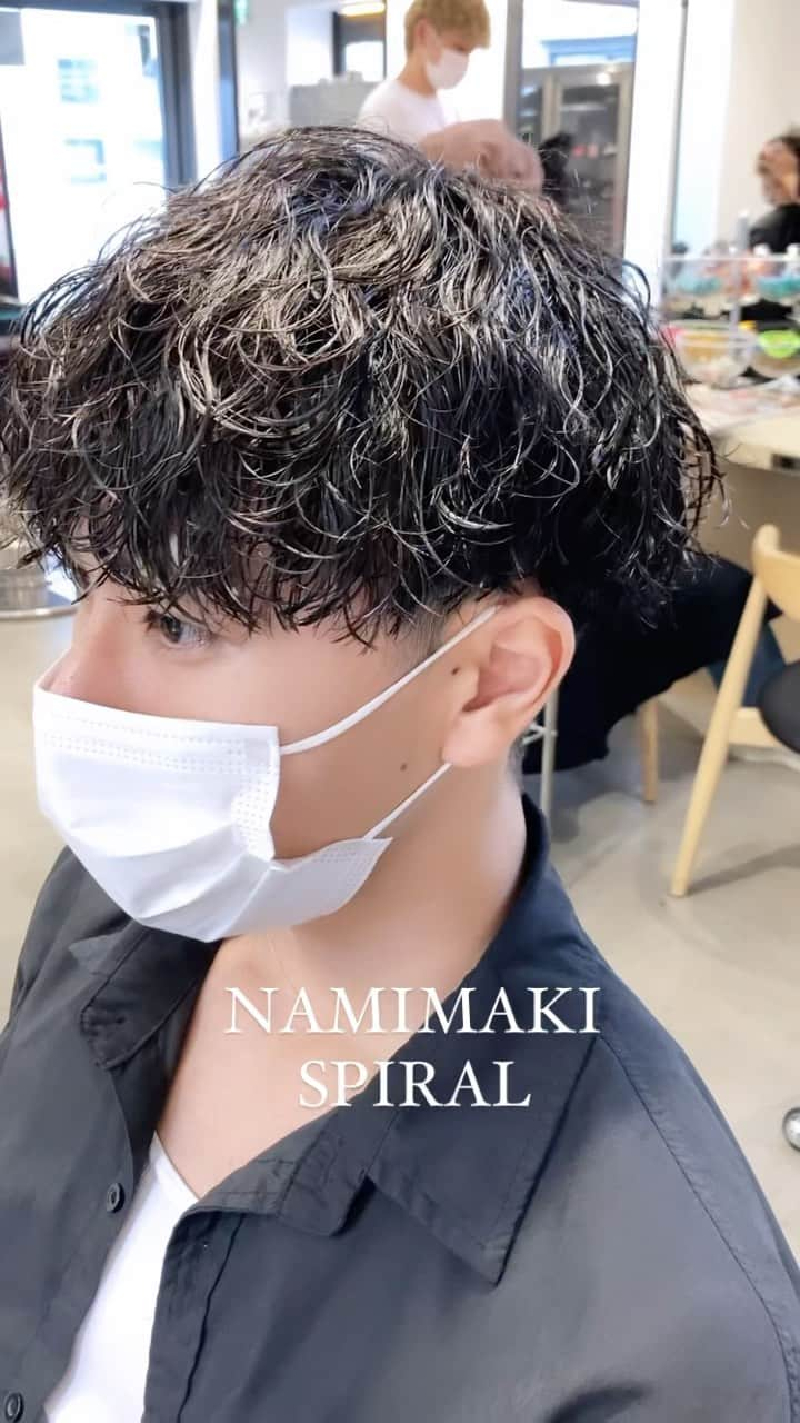 木村允人のインスタグラム：「波巻きパーマで無造作にカッコ良く◎  #スパイラルパーマ#ツイストスパイラル#メンズスパイラル#波巻きスパイラル#波打ちスパイラル#波巻きパーマ#メンズパーマ#ツイストスパイラルパーマ#ツイストパーマ#メンズヘア#メンズヘアスタイル#fifthhair」