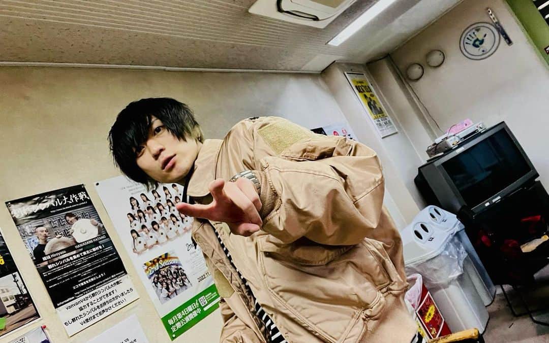 水野ギイのインスタグラム：「覚悟とか使命感だとか自分なりに持って修羅とか名付けたのにいざライブすると楽しいが勝っちゃってすみませんね。 ライブおわりました。こう見えて残機ゼロです。」