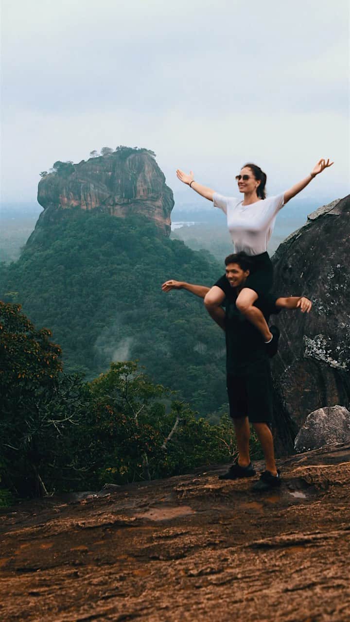 ドミトリー・ソロビエフのインスタグラム：「❣️Sri-Lanka, Sigiriya⛰️   Здесь хочется летать🦅Мы в своём путешествии по Шри-Ланке совместили все самое прекрасное: море, горы, дикую природу, рассветы и закаты…🙌🏽」