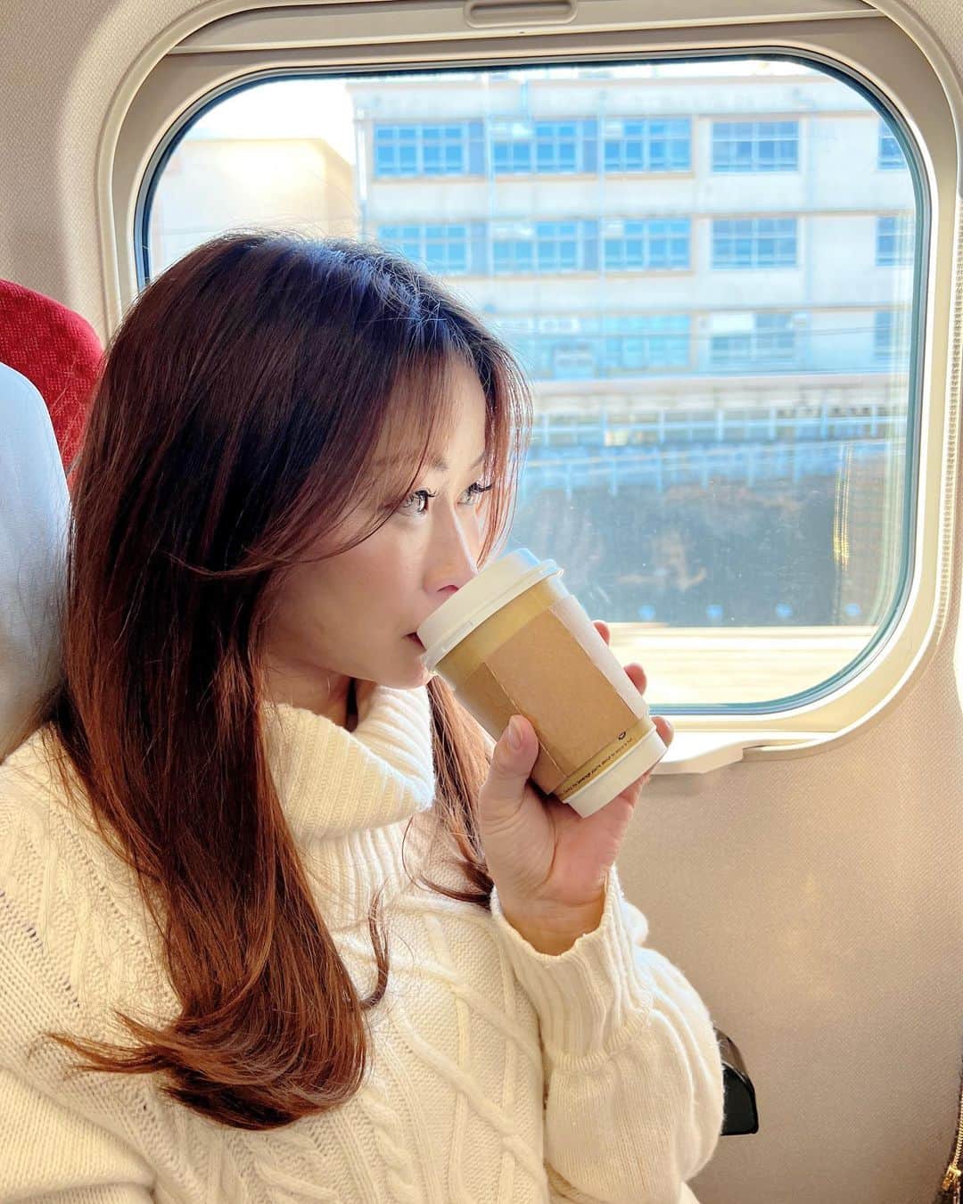 楪望さんのインスタグラム写真 - (楪望Instagram)「* 週末☕️ ちょっくら新幹線に乗って、ゆるり旅🚅 温泉巡って、ゆっくりしてきます〜♨️ #だいぶ遅めの夏休み #旅 #旅行 #trip #ゆるり旅 #🚅」2月11日 21時17分 - nozomi_yuzuriha_official