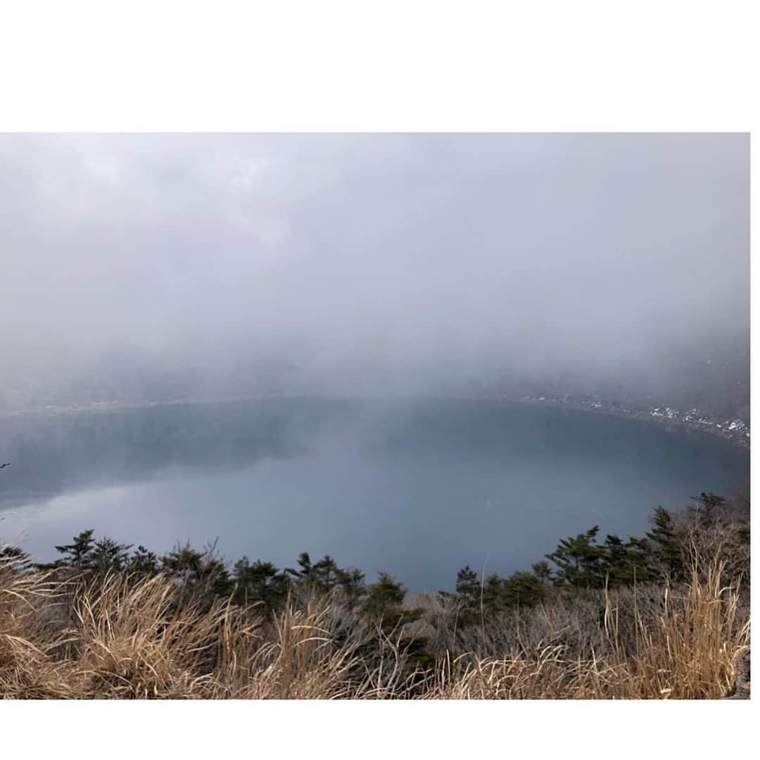 北﨑千香子さんのインスタグラム写真 - (北﨑千香子Instagram)「子連れで初登山⛰♡ 霧島旅行中に思いつきでふらっと、、🥾 子どもたちの登山デビュー戦は、霧島の大浪池🍂 ＊ すれ違う時、登山用の服をがっつり着てる人が８割くらい居たけど、みなさんこの1枚目写真の大浪池を見られる所からさらに池の周りを約1時間かけて一周したり、韓国岳まで登山しちゃうよってことで、完全装備していらしたみたい🤔 ＊ 我々のミッションは全員揃ってこの大浪池を見ること👀だったので、子供のペースに合わせながら登り、なんせ舗装された道が９割くらい？の印象だったので、ふらっと私服でも一応は登れました😂✌️ ＊ ただ登りやすい道だからと駆け足で登ると、標高が割と高いのでゆっくり登らないと息が切れやすいのでゆっくりを意識🙋 ＊ 結局、片道は目安時間の40分ほどで登れました✌️ ＊ うちの子も例外なく抱っこコールをよく鳴らしますが、毎回違う道でキノコがあったり鹿っぽいのを見れたりでなんと往復抱っこなしでゴール。奇跡。 ちなみに今月行きましたが、ゴール地点にすこーし雪が残ってたくらいで足場悪くはなく🙆‍♀️ ゴール地点にもスタート地点にもお手洗いがあるからトイレもなんとかクリア✨ それと、ゴール地点には室内の休憩所があるのでそこでおにぎりを食べました🍙🌿 ＊ 子連れ登山なんてまだまだ早いか？と思っていたけれど、彼らにも潜在的に山を登り実りを確かめる能力が備わっているようで、、🐒🐒 公園も児童館も遊園地も〜とマンネリ化してきたら…意外と登山デビューもアリかもしれません☺️ きっと、あなたの子も大丈夫🐵💗  ただ、わたしの唯一の後悔は…映画「君の名は」の池に似ているということで、絶対その再現写真を撮るのだと決めていたのに撮りそびれたこと。笑  また春にリベンジしたい🌸  #鹿児島 #鹿児島登山 #鹿児島おでかけ #山登り #登山 #九州登山 #大浪池 #霧島市 #君の名は #君の名は聖地 #霧島山 #霧島連山 #韓国岳 #登山部 #子連れ登山 #登山デビュー #鹿児島ランチ #山登り初心者 #鹿児島子連れ #霧島観光 #男の子ママ　#女の子ママ #鹿児島ママ #霧島市 #北崎千香子 #アナウンサー #鹿児島子連れ #鹿児島観光 #鹿児島旅行 #九州旅行 #宮崎 #宮崎旅行」2月11日 21時18分 - kitazaki_chikako