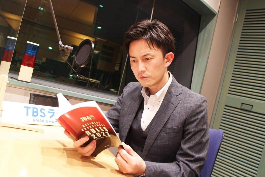 赤荻歩のインスタグラム：「tbsラジオ 『朗読のミカタ』 新感覚朗読エンターテイメント 13日の月曜から 16日の木曜まで 13:42頃（たまむすび内） バスケットボールのルールブックを朗読します。 そして、 私が愛する『SLAM DUNK』の話も少々。。 愛が止まらなくて真剣な表情。  聴いていただけましたら幸いです。 よろしくお願い致します  #tbsラジオ#朗読のミカタ  #バスケットボール #ルールブック  #slamdunk  #木暮公延 推し#うさぎ #tbsアナウンサー #赤荻歩」