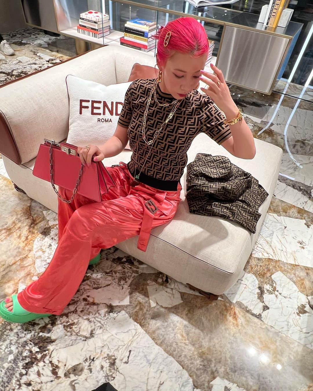 仲里依紗さんのインスタグラム写真 - (仲里依紗Instagram)「本日2月11日にオープン♥️ FENDIの国内最大級フラッグシップストア💫  「パラッツォ フェンディ 表参道」に 行ってきたよ🫶🏻❣️ ホームグッズだったりキッズアイテムもたくさん😍 もうすぐバレンタインだしギフトとかにも良さそうなかわいこちゃん達がいっぱいでした🥰🧸🛍️🎈🎀  ちなみにネオンピンクは地毛です🫶🏻🎀😂  #palazzofendiomotesando  #fendiss23  @fendi  #fendi  #fendiofficial   hair&make @nasup ✌️♥️💇🏼‍♀️💄」2月11日 21時19分 - riisa1018naka