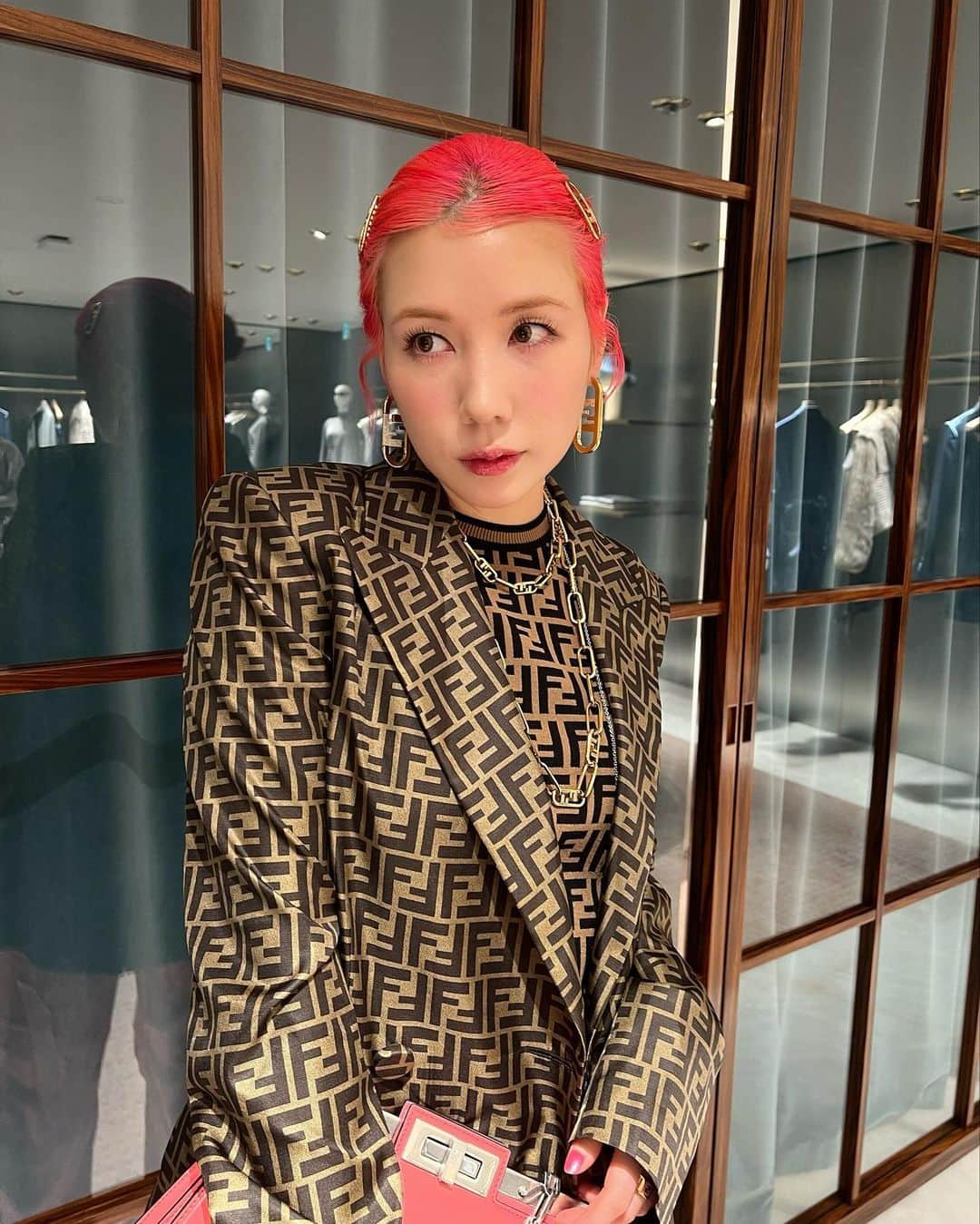 仲里依紗のインスタグラム：「本日2月11日にオープン♥️ FENDIの国内最大級フラッグシップストア💫  「パラッツォ フェンディ 表参道」に 行ってきたよ🫶🏻❣️ ホームグッズだったりキッズアイテムもたくさん😍 もうすぐバレンタインだしギフトとかにも良さそうなかわいこちゃん達がいっぱいでした🥰🧸🛍️🎈🎀  ちなみにネオンピンクは地毛です🫶🏻🎀😂  #palazzofendiomotesando  #fendiss23  @fendi  #fendi  #fendiofficial   hair&make @nasup ✌️♥️💇🏼‍♀️💄」