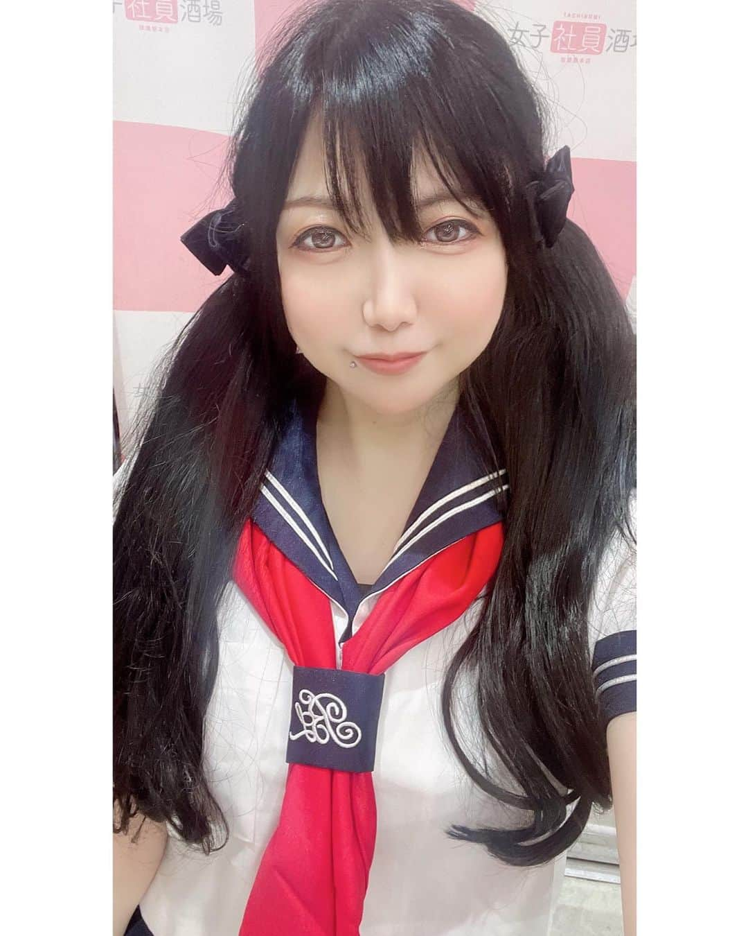 上野菜穂のインスタグラム：「昨日はバースデー出勤という事で、事前アンケートで決定したセーラー服着てましたw  中高6年間セーラー服だった身としては、正直ブレザーが良かったんだが、またなんかの機会で着ようかな？  お祝いしてくれた人達、本当にありがとね💙💙💙  #夜空奈歩#yozora_naho#なぽりん #av女優　#セクシー女優 #sod #女子社員酒場　#秋葉原 #セーラー服　#コスプレ」