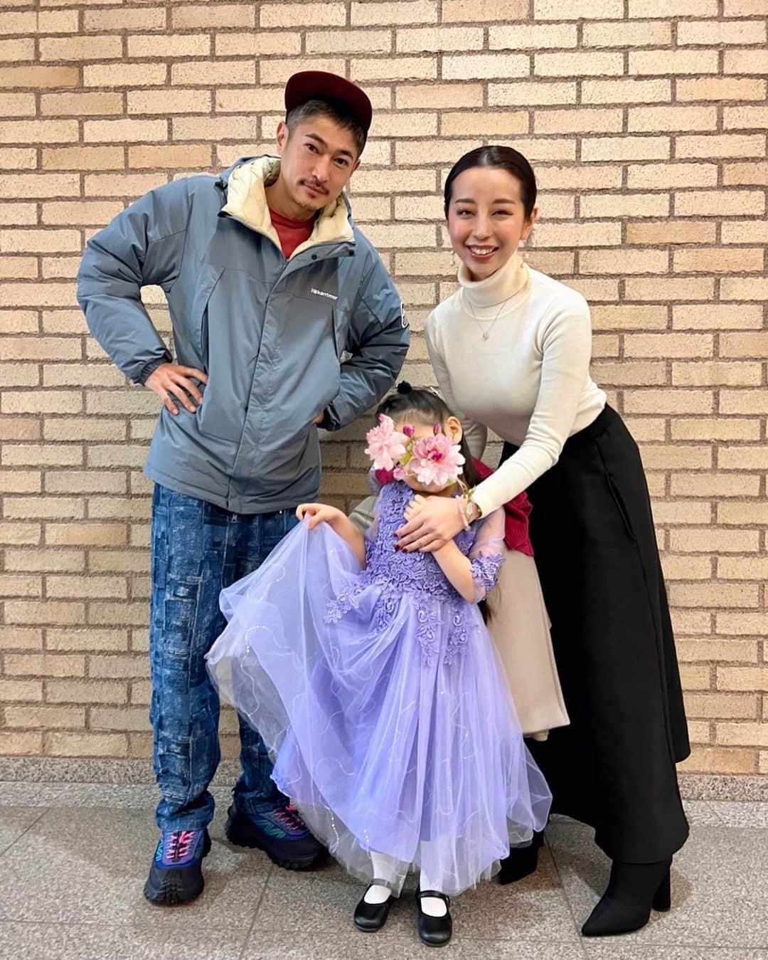 PINKYのインスタグラム：「ピアノの発表会🎹本番で堂々と演奏をして誇らしげな娘の姿を見て、感無量でした👧🏻👏🥹✨  一つのことをやり遂げ、自信をつけながら成長していく子供の姿を見守ることが出来るのは親の幸せですね✨  昨日、映画 @sinclock_movie が公開になったばかりでめちゃ忙しい中、駆けつけてくれた夫にも大感謝🙏✨  ・・・・・・・ #love #happy #family #prouddaughter #momlife #parentslife」