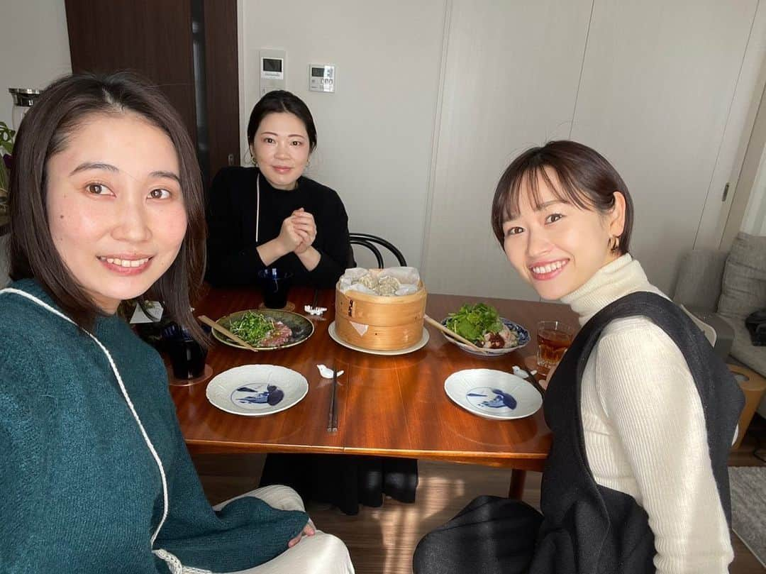 松原朋美のインスタグラム：「👩‍🍳🍽️💕  お料理上手なお友達に、料理を教えてもらうという名目の定例女子会♡笑  手際よく3品も作ってくれて感謝感激😭私は何もしていない。笑  はぁ〜美味しかった🥰  いつか私も作れるようになりますように…🥹笑  #お料理教室 #よだれどり#シュウマイ #鯛カルパッチョ #美味しすぎて感動 #お誕生日ケーキまでありがと❤️🎂」