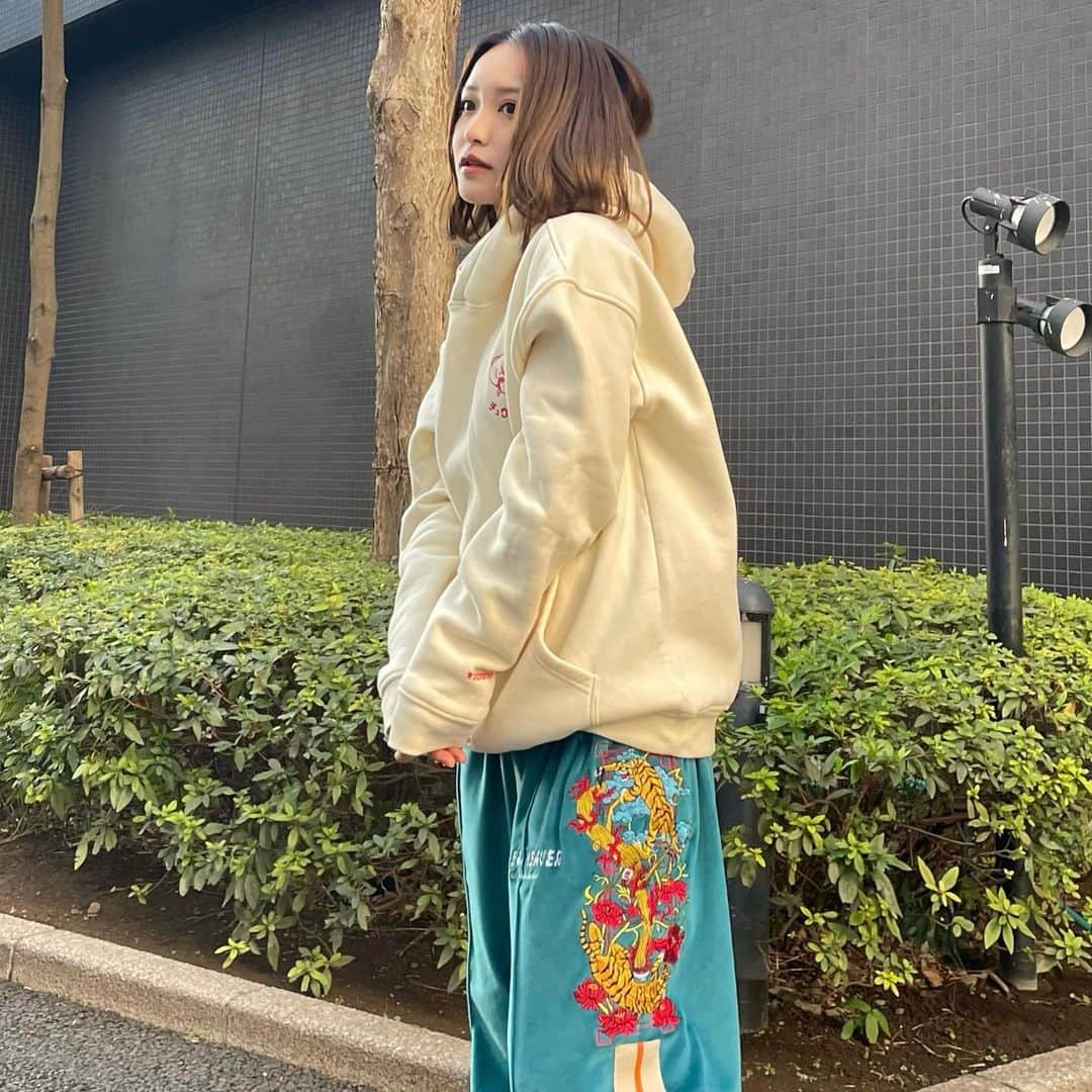 のインスタグラム：「・ ・ 今日は狙ってたトラックパンツが届いたので @chukatabetai コーデ🥟❤️ ・ ・ ・ このトラックパンツとにかく履きやすい！！！履いた瞬間まじびっくりした🫢履き心地が良すぎる、、、✨ ・ ・ サイズ感もかわいいので メンズにもおすすめ~✅✨ ・ ・」