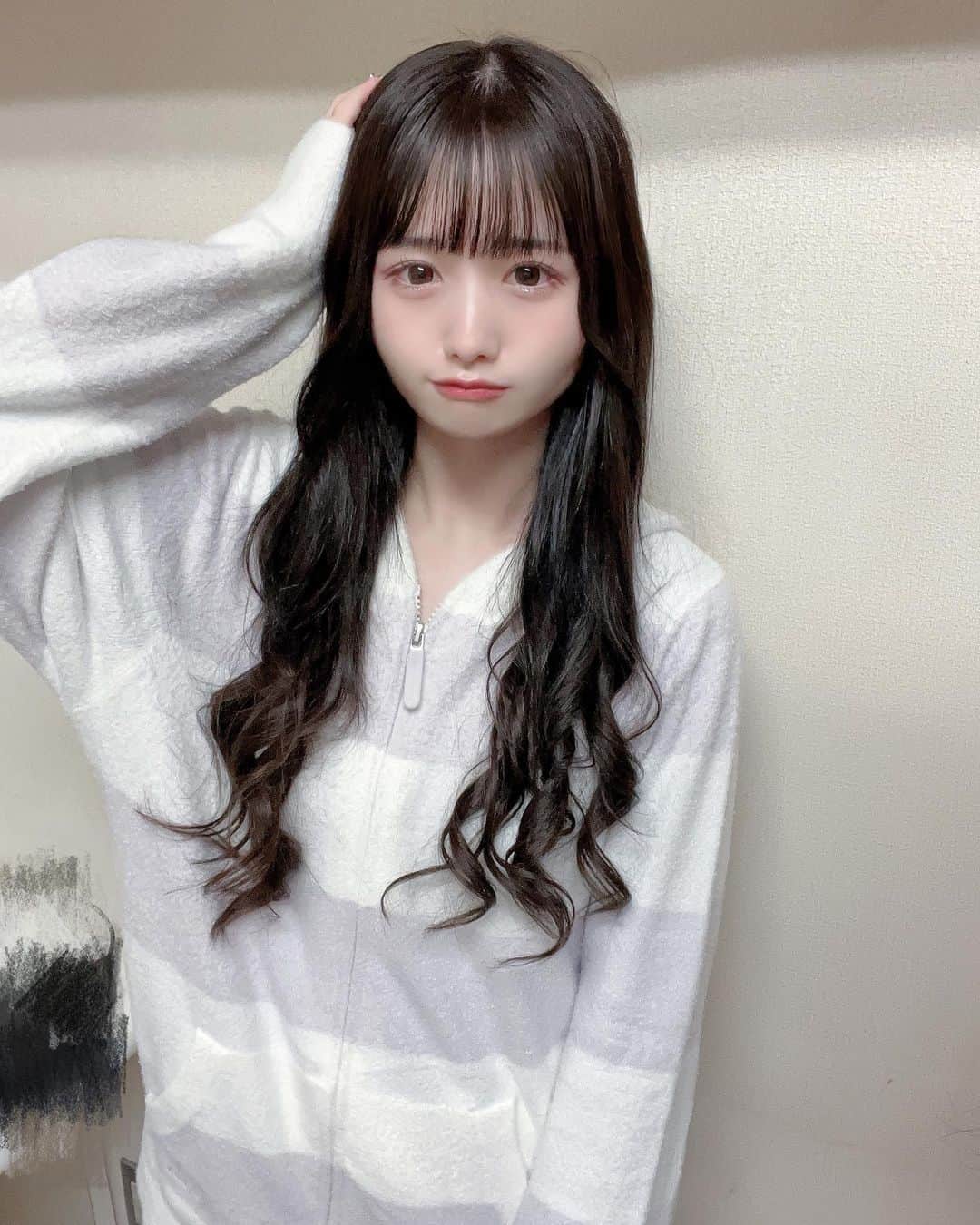 のインスタグラム：「ジェラピケのパジャマ人生初👶🏻  #アイドル  #黒髪ロング #インナーカラー #コスプレ #follow #like4like  #instafollow #instalike #followme #following #followme  #팔로우미 #팔로우환영 #エクステ #シールエクステ #ottd #透明感カラー #ジェラートピケ #パジャマ #パジャマパーティー #パジャマ女子 #パジャマ女子会」