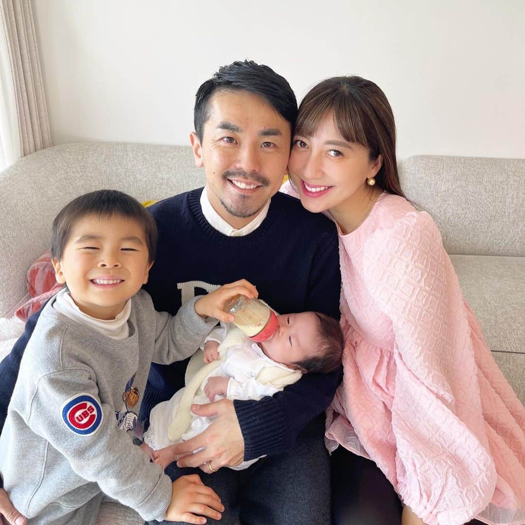 のインスタグラム：「なんて可愛いんだ🥹 新生児期間が終わったばかりの友人のBaby🫶 神秘的だなぁ、愛おしい💓 息子もミルクあげたい！と Babyのお世話を楽しんでいました🍼  8ヶ月に入り2人分の胎動を ２４時間感じているんじゃないかと思うほど 2人とも活発なおかげで 日々会える日が待ち遠しくなるし 生まれて来たらどんな風に 何をしてあげよう！と想いが膨らみます❤️ 最近のエコーで見た2人は お顔を手で押し合っていたりと すでにコミュニケーションをとっている様子🥰 一心同体だね💓💓  腹囲は96cm 体重は＋5.5キロ 1400gずつ👶👶 夜中は両足つることが多く 激痛で目が覚めます⚡️ 足を少しだけ高くして寝るとマシになりました🥹 お腹が大きくて寝るのも大変になってきたので ４時間くらいしか通しで眠れなくなったりと、、、 いよいよ双子の妊婦として マイナートラブルが増えて来た気がします🤭💓 今も書きながらお腹の中で 2人が暴れてる… #備忘録 #8ヶ月 #双子妊娠 #maternity」