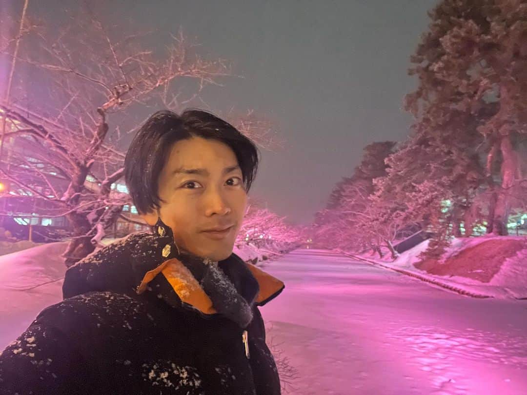 南圭介さんのインスタグラム写真 - (南圭介Instagram)「昨年の「元気！弘前」のロケで 弘前の四季折々の魅力を伺いまして、 早速この冬、訪れる事が出来ました！  ピンク色にライトアップされたお堀周りはまるで冬の桜のよう。  雪の中で輝く弘前城は可憐な佇まいです。  色々な光に照らされる"冬の弘前"に、 "弘前城雪燈籠まつり"に 訪れる事が出来て良かった。 "春の弘前"も楽しみです！  弘前の"I"に愛を込めて南。  This is hirosaki castle snow lantern festival 2023. I recommend this.  Saya berwisata ke Hirosaki.🇮🇩  #弘前城雪燈籠まつり #青森県 #弘前 #弘前城  #hirosaki #hirosakicastle #aomori  #hirosakicastlesnowlanternfestival」2月11日 21時58分 - keisuke_minami73
