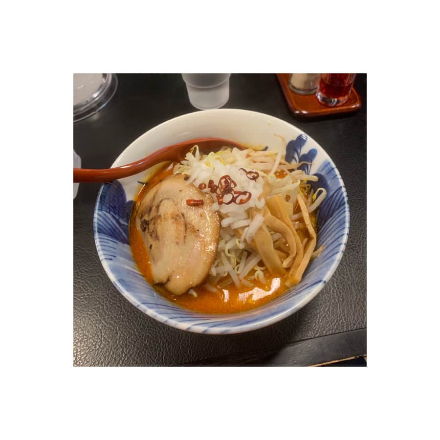 せたがやクラソンのインスタグラム：「『クラソンおすすめの世田谷〜ラーメン5選〜』  ----------------------------------------------------------  まだまだ寒い！ そんな日に食べたくなるのはそう！ラーメン！🍜  都内でも有数のラーメン激戦区である世田谷。 今日もまた新たなラーメン屋さんがオープンしている…かも🍥  今回はせたがやクラソンのスタッフが 普段から立ち寄っているラーメン屋さんを集めてみました。  ----------------------------------------------------------  🟠 JIN「雷火麺」（松陰神社前） 辛いラーメンと言えばこれ。食券を店員さんに渡すと辛さレベルを聞かれます。１・２・３辛からまず選び....私は徐々にレベルアップして行って今は３辛に落ち着きました。それでも足りない時は鬼辛で👹 でもすごく辛いってわけじゃなくて、麺や野菜と一緒にスープも飲めるちょうどいい塩梅。この味がとにかく好きで、辛ラーメンでどうにか近づけないか色々試したけど全然辿り着けません。やっぱり出汁がうまいんだろうなあ〜。（はせがわ）  🟠佐とう「ラーメン（煮卵トッピング）」（三軒茶屋） 東京に上京してきて初めて食べた家系ラーメン。家系ラーメンというものを口に入れた時のはじめての感覚に驚いたことを覚えています…。それは私のラーメンのジャンルで不動の一位を築いた瞬間でもありました。 ほんとはもっと食べたいですが…泣　年齢的に身体のことも気にしないといけなくなった今では、カロリーを気にしつつ、たまに通っています。 20代前半の頃、夜中に急に食べたくなって、瓶ビールとラーメンを注文したあの夜のこと。 私って大人になったんだなあ…と一人都会で生きていることを実感したことを今でも覚えています。 私の中には、勝手に色々な思い出があって今でも食べるとじんわり心が温かくなるようなラーメンです。（そこから家系ラーメンのお店いろいろ行きましたが、美味しさでも佐とうを抜ける家系にはまだ出会っていません！あー食べたい！！）（たばた）  🟠上海家庭料理 大吉「中華麺」（世田谷） オイスターソースとたぶん紹興酒によるコクと深み、たっぷり野菜とぷりぷりエビやキクラゲなどの食感のたのしさ、どこをとっても優秀な大吉の中華麺。同じあんかけの中華丼と迷いつつも、わたしは中華麺派。ランチはこれにサラダと餃子がついてきます。今日食べたのにすでに明日も食べたくなる、クセになる味。いろいろとメニューが豊富なのに悩んだ挙句の中華麺。これからも一途に追いかけていこうと思います。（やまぐち）  🟠 なかむら屋 「ネギラーメン」（上野毛） 世間には多種多様なラーメンが溢れており、好みやこだわりは多種多様ですが、僕が一番好きなのは、ラーメンショップ、いわゆる「ラーショ系」です。 家系のルーツである元祖とんこつ醤油のクセになる味もそうですが、店舗ごとに味も違うという自由さも魅力のひとつ。 地方の国道沿いに多いラーショ系は、東京には店舗数が少なく、世田谷で食べられるといったら、こちらのなかむら屋一択でしょう。 ラーショ系の代名詞というべきネギラーメン、一般的なラーショ系よりややあっさりとしつつも、特有のネギの風味やスープのコクが感じられ、卓上のおろしにんにくをぶち込んで一気にブーストしたら、気づけばスープまで飲み干しています。 食べ終わった瞬間に、次の一杯をすすりたくなる一品。駅からはやや遠いですが、自転車で世田谷散策がてら、立ち寄ってみてはいかがでしょうか。きっとお気に入りの一杯になること間違いなしです。 ※昨年8月には、世田谷線・松原駅降りてすぐにラーショのインスパイア系「ラーショマルミヤ」がオープンしました。こちらの話はまた次の機会に…（やました）  🟠 らーめん蓮「味噌ラーメン」　（三軒茶屋） 三軒茶屋の隠れた通りにある人気店です。 席数は多い方ではないので、並ばず入れたら運が良いかも！ こちらの味噌ラーメン、とにかく超濃厚スープですさまじいボリューム感。 そして、トッピングされている野菜炒めの香ばしさとスープのクリーミーさの相性がとても良い！ 食券をお渡しするときに、野菜炒めの量を増やせたりするのですが、私のような食べ盛り男子(？)にはとても嬉しいグッドホスピタリティを感じる人気店です！是非！（さいとう）  ---------------------------------------------------------- #せたがやクラソン #せたがやンソン #世田谷区 #ひとり暮らし #ふたり暮らし #賃貸暮らし #中古マンション #マンション暮らし #賃貸リノベーション #部分リノベ #中古マンション購入 #売買物件 #物件探し #インテリア好き #内装 #間取り #リノベーション #世田谷ラーメン #ラーメン好き #家系 #煮干しラーメン #味噌ラーメン #ラーショ系」