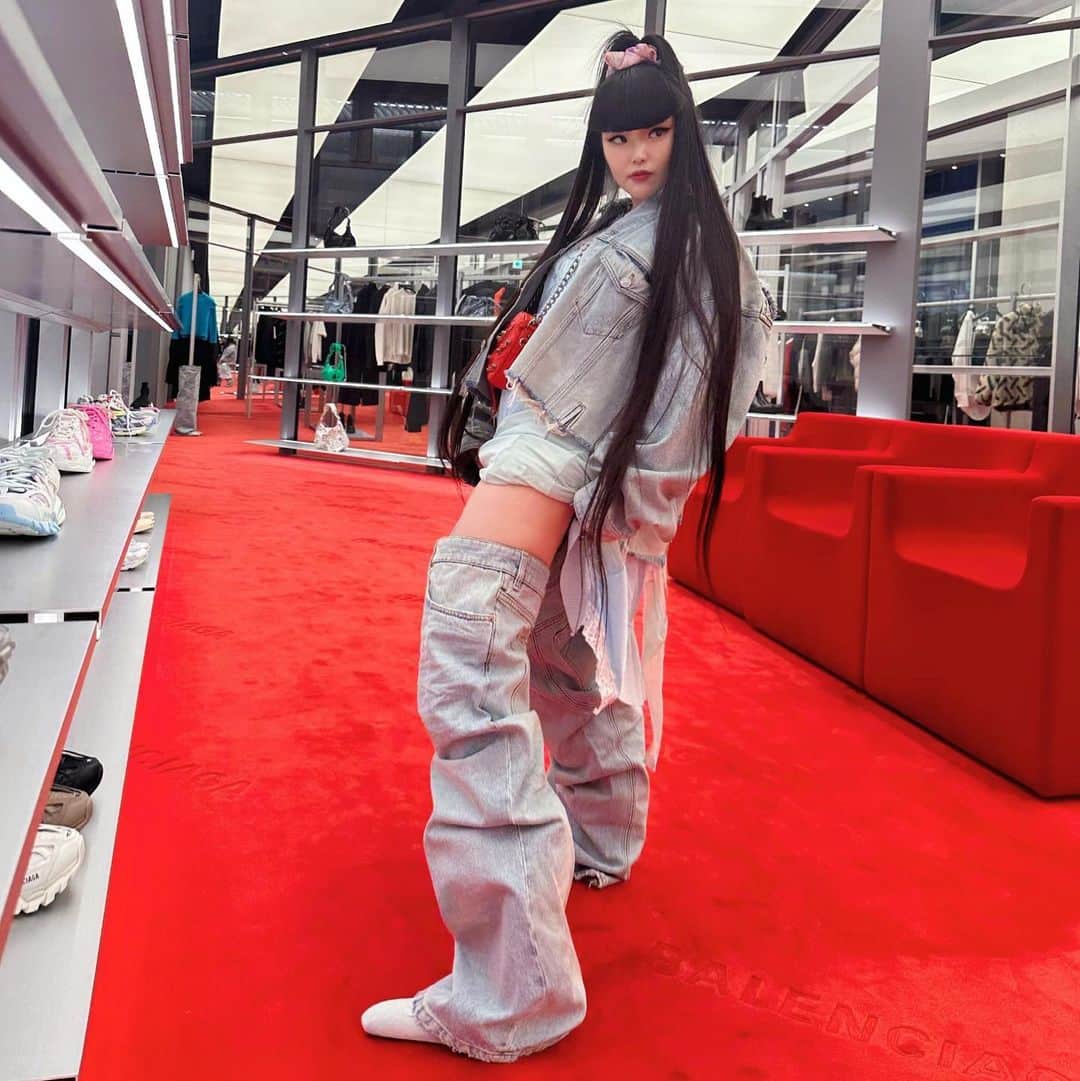森山穂乃香のインスタグラム：「@balenciaga #balenciaga  Valentine’s Day is coming up🍫💌♥️💕🤍」