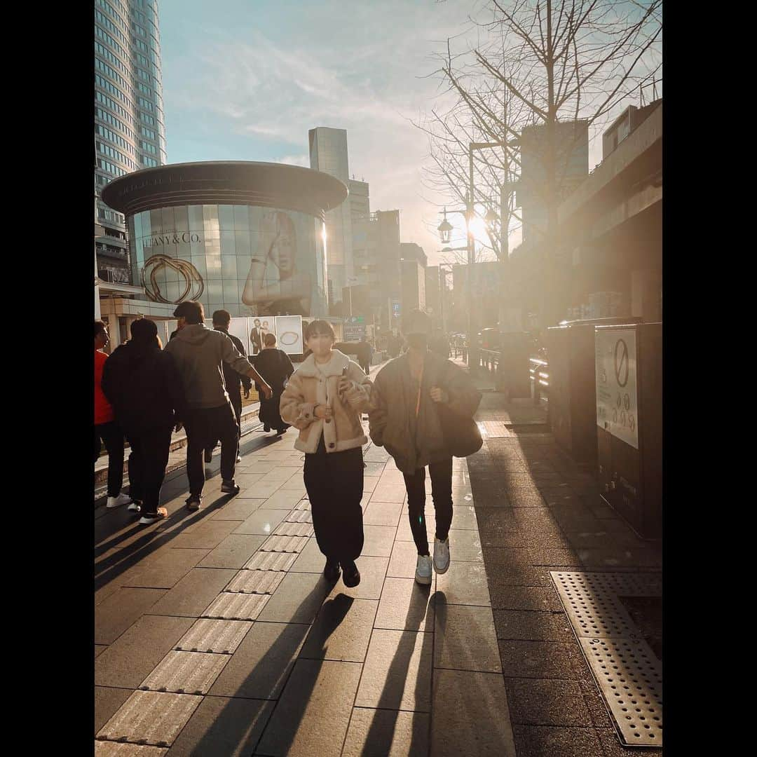 髙橋來さんのインスタグラム写真 - (髙橋來Instagram)「✳︎ 菜帆ちゃんと 【レジェンド アンド バタフライ】 観に行きました！  菜帆ちゃんは【義母と娘のブルース】で 綾瀬はるかさんの娘役、 僕は【アイムホーム 】で 拓哉さんの息子役、 菜帆ちゃんも娘役！ だったので、久しぶりに会う菜帆ちゃんと 一緒に行くのを楽しみにしていました。  言葉に表せないです。 史実は知っていましたが、 本当にその時代を生きてる人達を観ているかのようで、 とても圧倒されました。 まだ余韻がすごいです… ・ ハンバーガー コレはどうやって食べるのが正解だったの？ ・ ・ ✳︎ #レジェンドアンドバタフライ  #横溝菜帆 ちゃん #髙橋來」2月11日 22時18分 - rye.takahashi