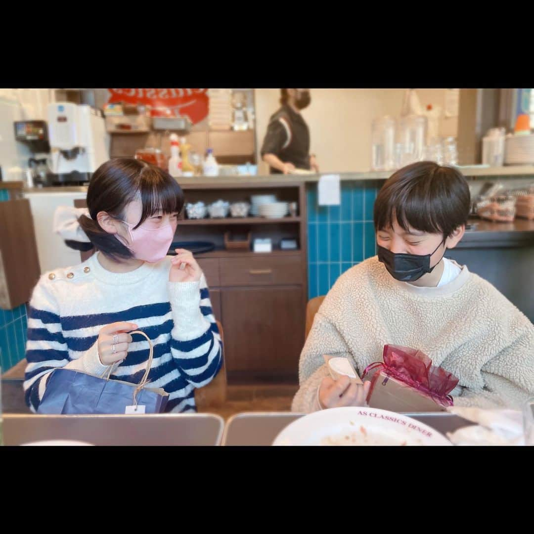 髙橋來さんのインスタグラム写真 - (髙橋來Instagram)「✳︎ 菜帆ちゃんと 【レジェンド アンド バタフライ】 観に行きました！  菜帆ちゃんは【義母と娘のブルース】で 綾瀬はるかさんの娘役、 僕は【アイムホーム 】で 拓哉さんの息子役、 菜帆ちゃんも娘役！ だったので、久しぶりに会う菜帆ちゃんと 一緒に行くのを楽しみにしていました。  言葉に表せないです。 史実は知っていましたが、 本当にその時代を生きてる人達を観ているかのようで、 とても圧倒されました。 まだ余韻がすごいです… ・ ハンバーガー コレはどうやって食べるのが正解だったの？ ・ ・ ✳︎ #レジェンドアンドバタフライ  #横溝菜帆 ちゃん #髙橋來」2月11日 22時18分 - rye.takahashi