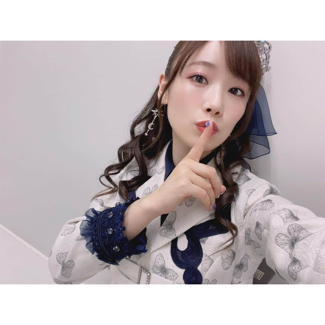 直田姫奈のインスタグラム：「バンドリ11thライブ　DAY2 : Roselia×Morfonica「星空の夜想曲」にご来場いただいた皆様、配信でご覧いただいた皆様、心の中で応援してくださった皆様、ありがとうございました。  初めてRoseliaさんとのツーマンライブ！ということで、モニカとしてとっても嬉しかったし、私的にもあの紗夜さんとご一緒できることに気合入りまくりでした。 しかも、蓋を開けてみればRoseliaさんとモニカが交互に演奏していったり、コラボ曲も多かったりと今までのツーマンライブとは全く違った演出となっていて、衝撃を受けました。 まさに２バンドで作り上げていくライブになるとわかってセトリ決めもいつも以上に白熱しました。  すでにやらないといけない新曲はコラボを含めて５曲。さらに新曲をやるのは厳しいとプロデューサーさんから言われましたが、「入れなきゃダメなんです。Roseliaさんファンの方にもモニカいいなって思ってもらうには、楽しんでもらうには、踏ん張らないといけないんです。」とお願いして叶ったのが「Nameless Story」です。  でも自分からお願いしておいてなんだけど、めっちゃ難しくてとにかく難しくて苦労しました…。年末年始はギター三昧になりましたが、そのおかげでいいライブができたとは思うので、結果オーライです。 2022年時点で私が弾けていた曲は「誓いのWingbeat」のみ。１カ月で新曲５曲はCantabileを思い出すなぁ。 １月は間違いなくバンドマンだった。週４回レッスンに通う日々。でも仕上がったのはライブ１週間前くらいでした。なんとか仕上がってよかったです。  今回の醍醐味といえば！コラボ！！！ オープニングから「BLACK SHOUT」で紗夜さんとソロを！「THE HISTORIC…」でも紗夜さんとソロコラボからのRoseliaと一緒に弾かせていただきました！ 本当に緊張しましたしプレッシャーでした。紗夜さんのオクターブ下のソロを弾かせてもらいましたが、ソロは一音でもリズムがずれたり音がずれると台無しになってしまうので、それを先輩の曲で、しかも紗夜さんと弾くということで心臓バクバクでした。 工藤さんからはパフォーマンスについてすごく勉強になりました。おかげでソロ終わりのピースも生まれました。これからの自分達のライブでも取り入れていきたいことがたくさんありました。やっぱり工藤さんはリアル紗夜さんです。 相羽さんからも動きについてアドバイスをいただき、なんとかRoseliaさんと一体になれたと思います。 本当にありがとうございます。  そしてやっぱモニカなんだよな〜と。 「THE HISTORIC…」を終えたら、おゆちゃんが舞台袖にいて👍としてくれました。あまねちゃんが「Nameless Story」が始まる前にピースをしながら入ってきて固まっていた私からいい感じに力が抜けました。Ayasaさんとmikaさんは裏に戻ると透子ちゃんポーズで迎えてくれました。ちょっと泣きそうになったけど内緒です。  そんなメンバーとできたモニカ待望の新曲「誓いのWingbeat」。MVもあるのでいっぱい見てください。 モニカオリジナル曲で一番難しかった曲です。ジャンプやターンなどDaylight以降できるようになった動きをここぞとばかりに集約して入れたので、そこもポイントです。そんな今のメンバーの成長した姿も見どころですし、歌詞はモニカ人生がぎゅっと詰まった曲です。 MVにはモニカを見守ってくれてる方達もいるライブ映像があるのも好きです。エモいんです。本当にエモいです。そんな曲をついに皆さんに披露できて嬉しかったです。  今回はついに全編声出しもOK。これからもOK。ということでモニカの声出しライブを一緒に作っていってください。よろしくお願いします。 個人的にはMCで皆さんがどう声を出してくれるのか楽しみです。「モルフォニカー！」って呼んでくれるのかな？モニカコールはあるのかな？皆さんの声が大き過ぎてメンバーが戸惑っちゃうくらいを期待しています。  ということでたくさん振り返ってきました。Roseliaさんとツーマンできたのはモニカにとってとても学びも多い時間になりました。そしてモニカでまた一つ大きな山を乗り越えらたのでメンバーの絆もぐっと固くなりました。  次はブシロック、ツアー。あ、近いところで言えば明日！超次元音楽祭ですね。 新たなモニカの歴史を一緒に作っていきましょう！  １０人でお待ちしています。また会う日まで。  #バンドリ11thライブ #星空の夜想曲 #桐ヶ谷透子」