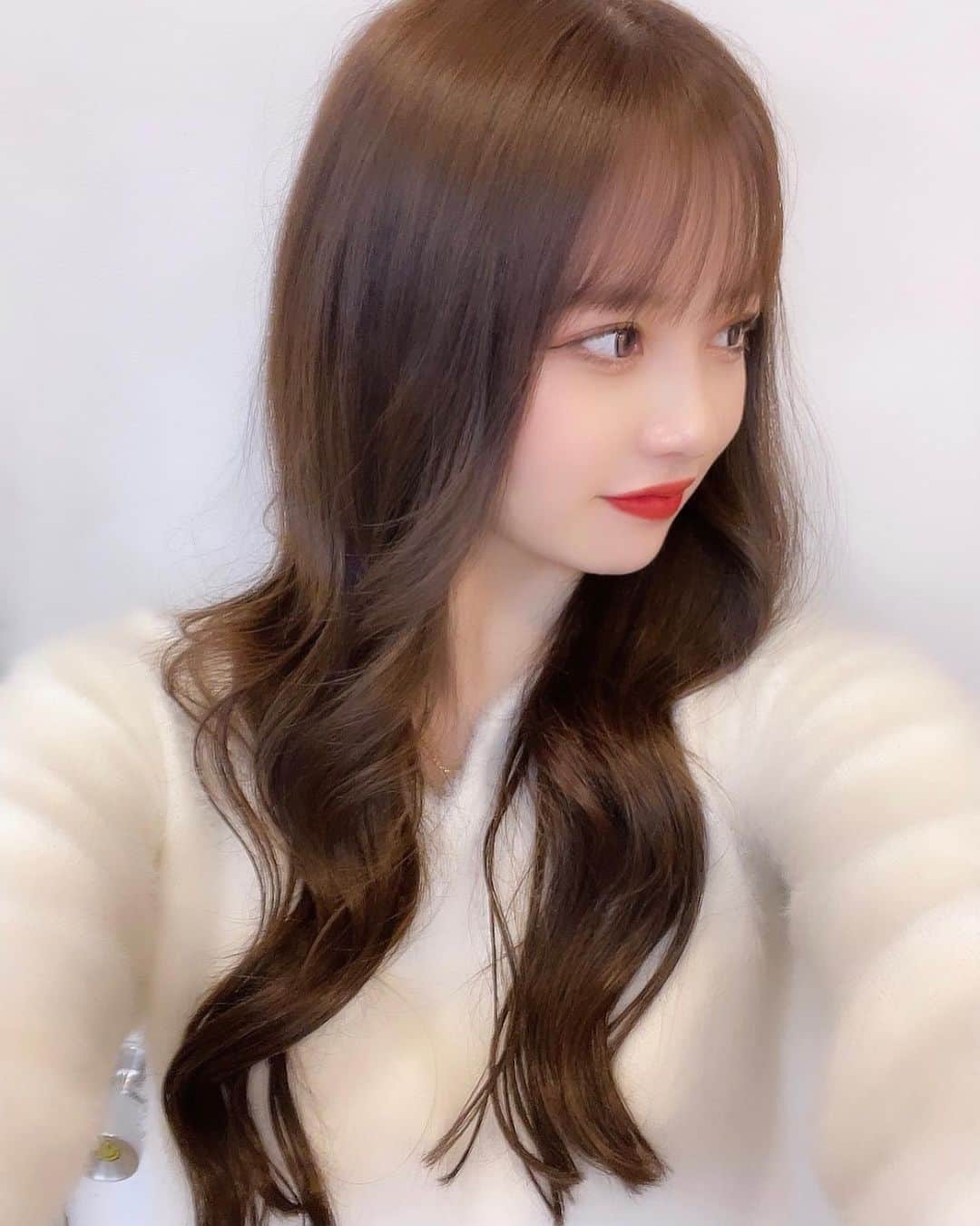 なあぽよのインスタグラム：「  りょうひゃんにカラーカットエクしてもらった🥹🤍 ロングしか勝たん~❣️笑 インスタのフィルター最強🥺🫶🏻  #エクステ #ロングヘア」